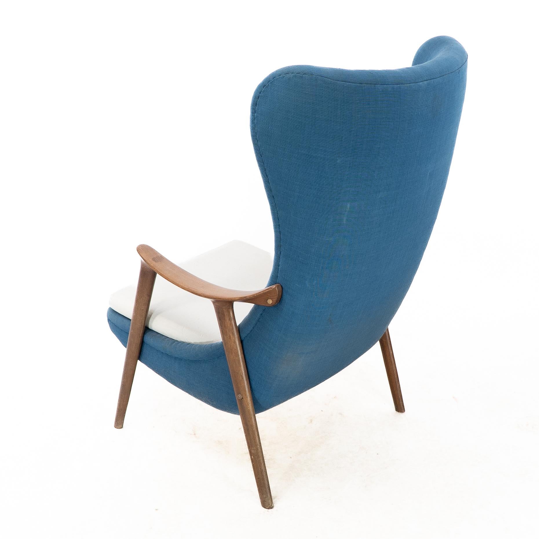 Sedia a uovo danese di metà secolo in teak e imbottita nello stile di Arne Jacobson in vendita 4