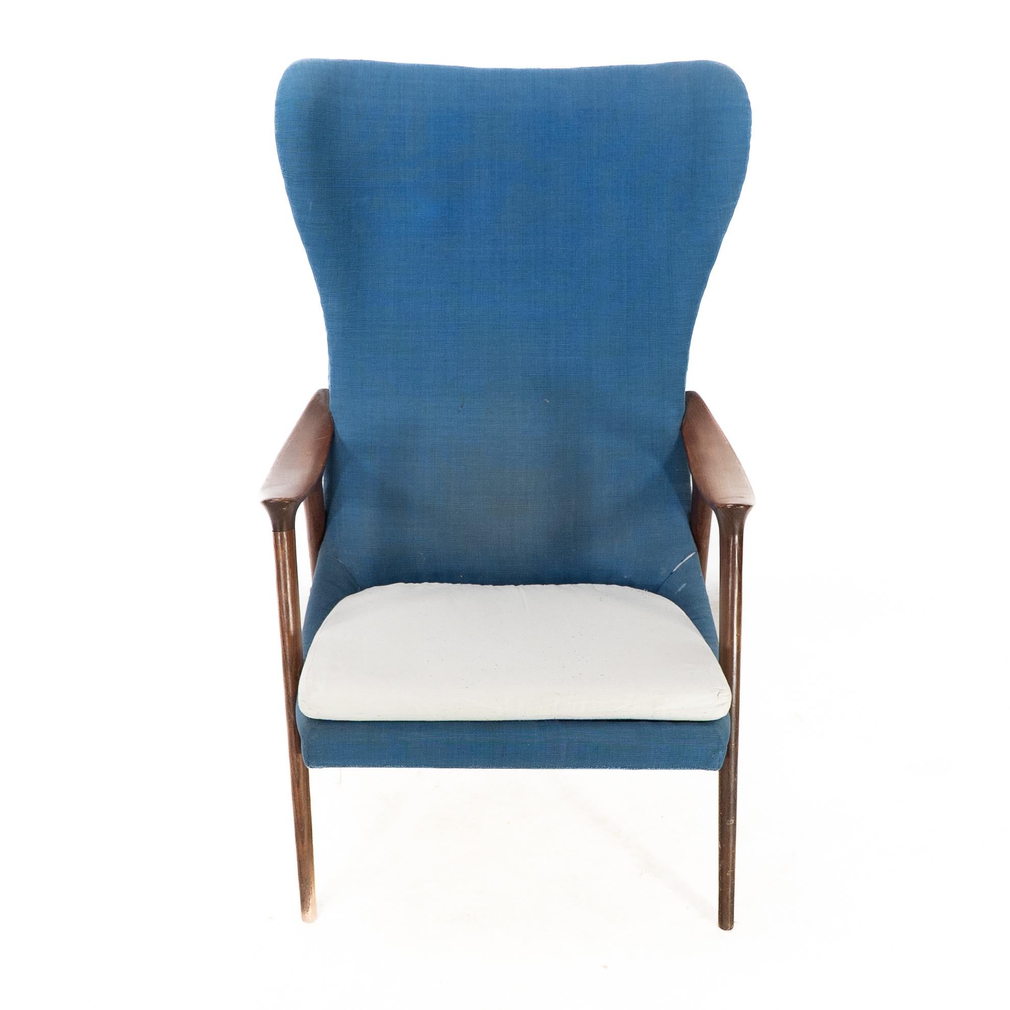 Sedia a uovo imbottita scandinava di buona qualità, nello stile di Arne Jacobson, con braccioli scultorei in teak su gambe a forbice, di colore blu, con cuscinetto ponderato regolabile per il poggiatesta e cuscinetto di seduta in cotone bianco.
