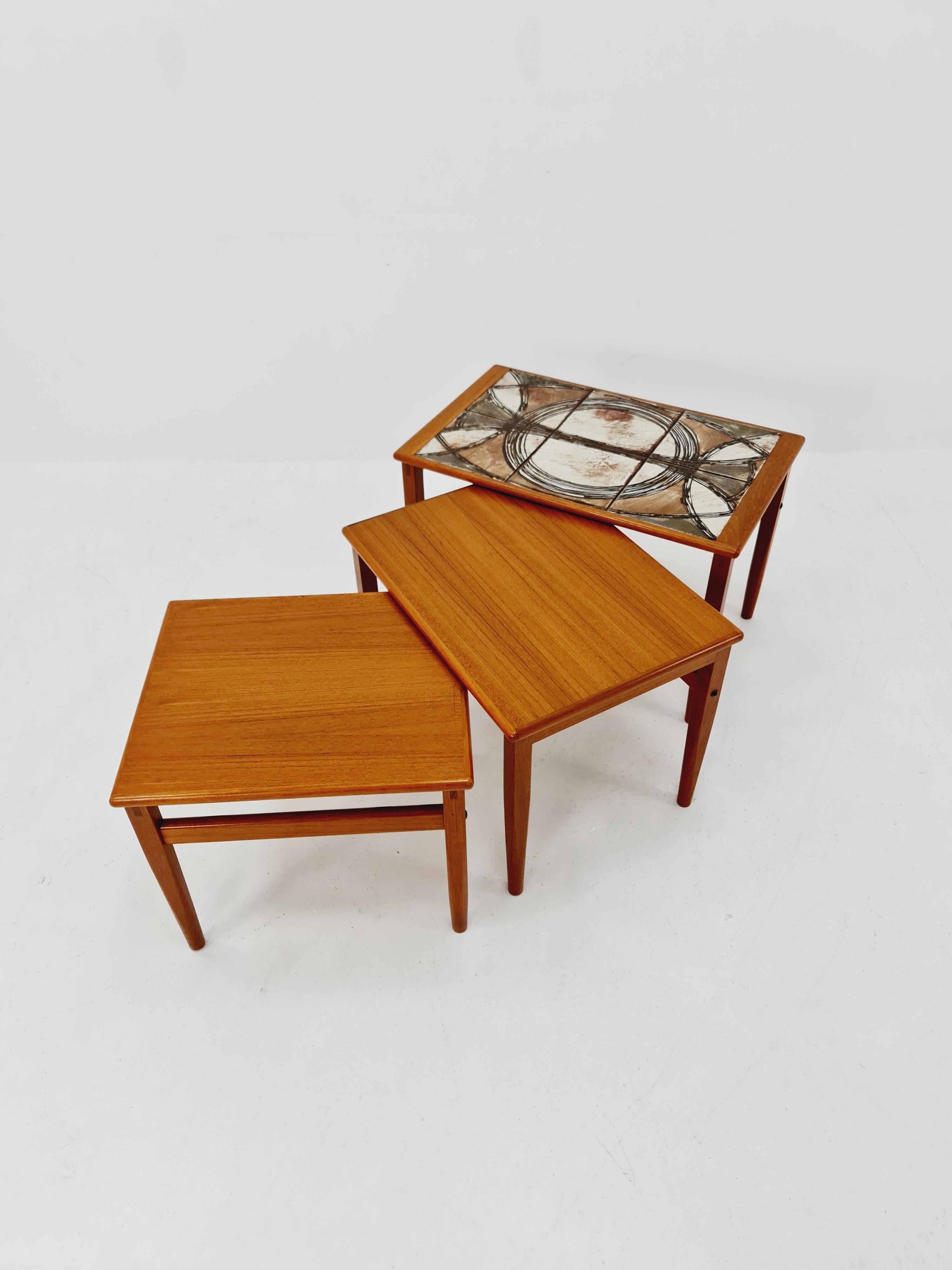 Fin du 20e siècle Teck et céramique danois du milieu du siècle dernier par OX Art  Tables gigognes/tables d'appoint Trioh en vente