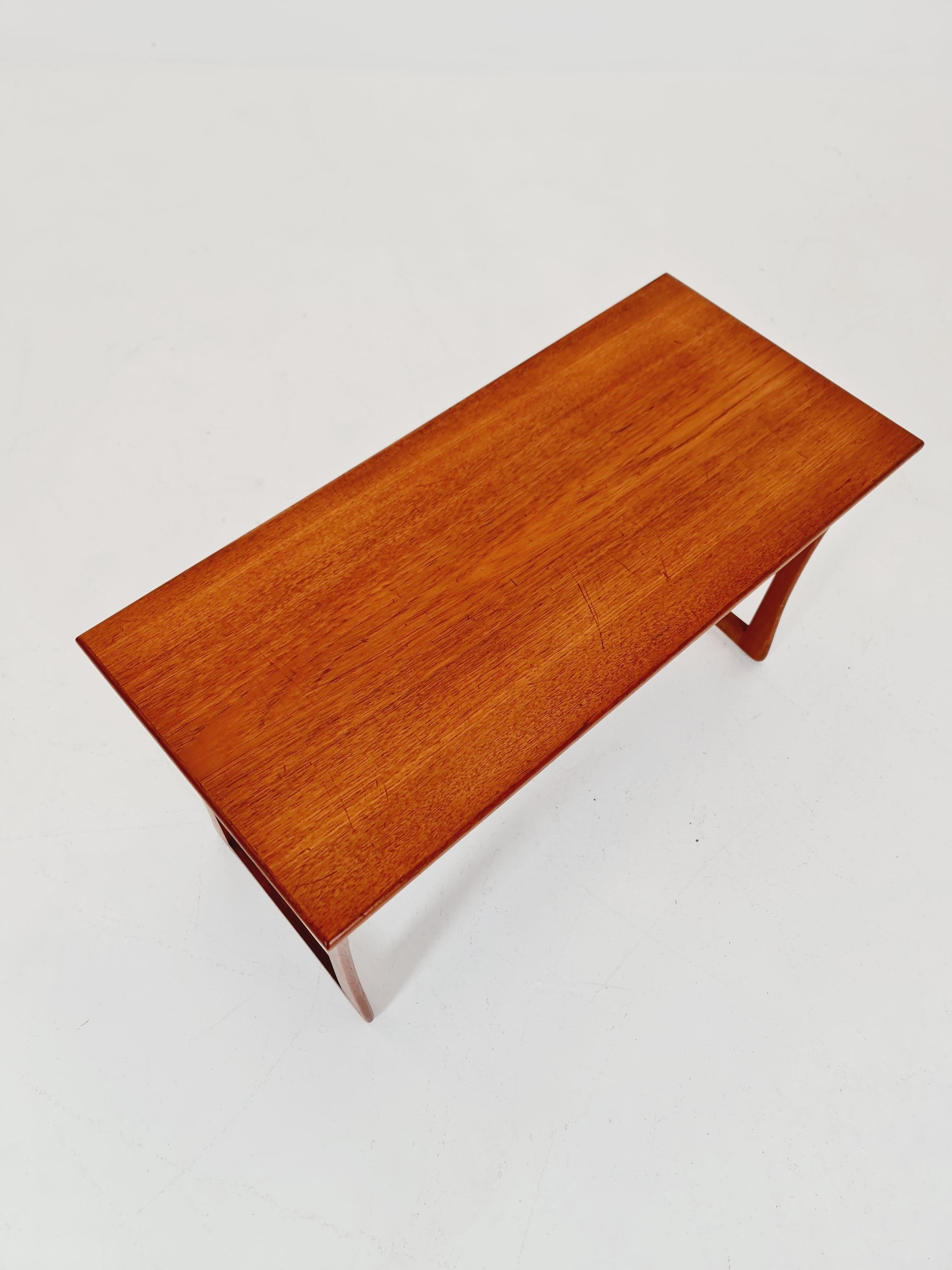 Table d'appoint danoise en teck du milieu du siècle, 1960s

Dimensions : 37  D x 80  L x 48 H cm

Il est en très bon état vintage, cependant, comme avec tous les articles vintage quelques marques d'usure mineures doivent être attendues.
