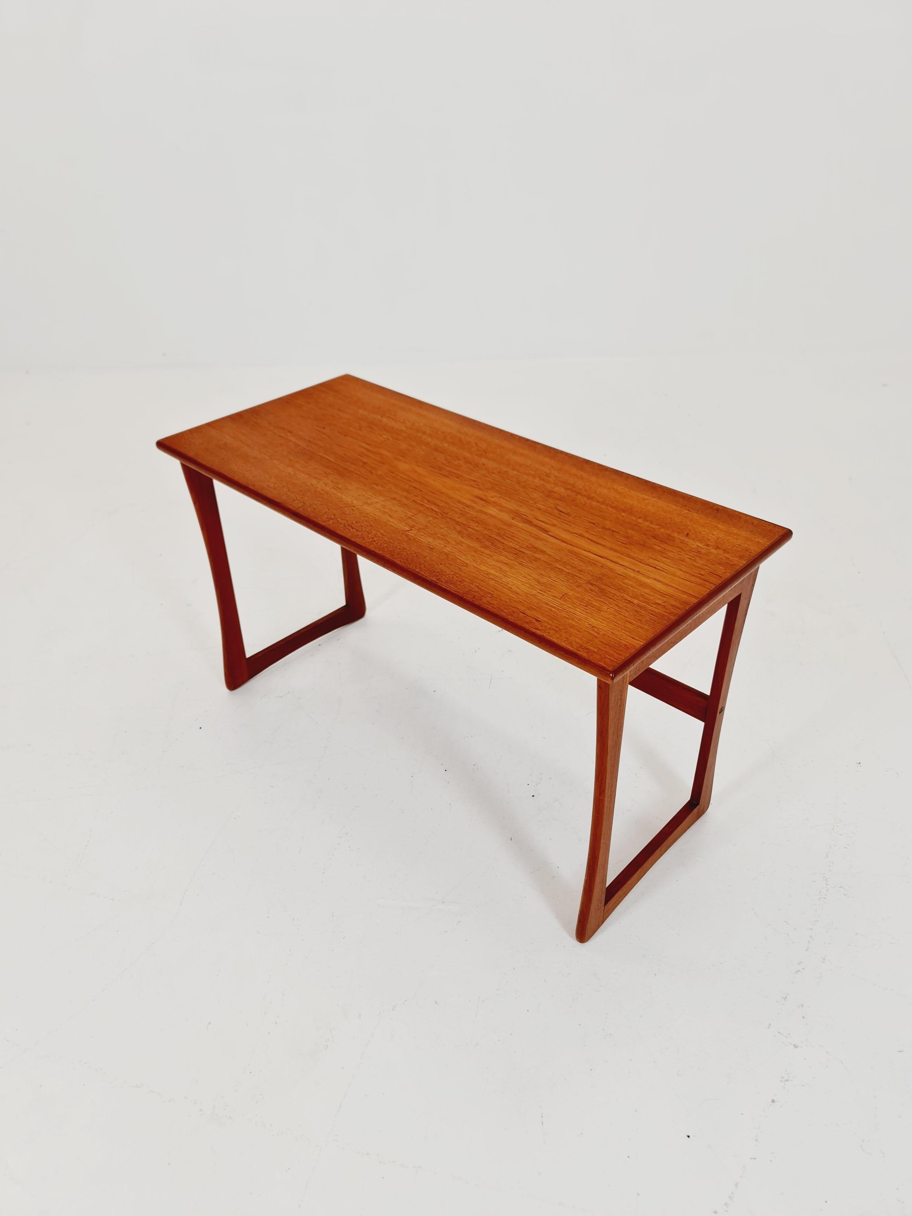 Milieu du XXe siècle Table d'appoint danoise en teck du milieu du siècle, 1960s en vente