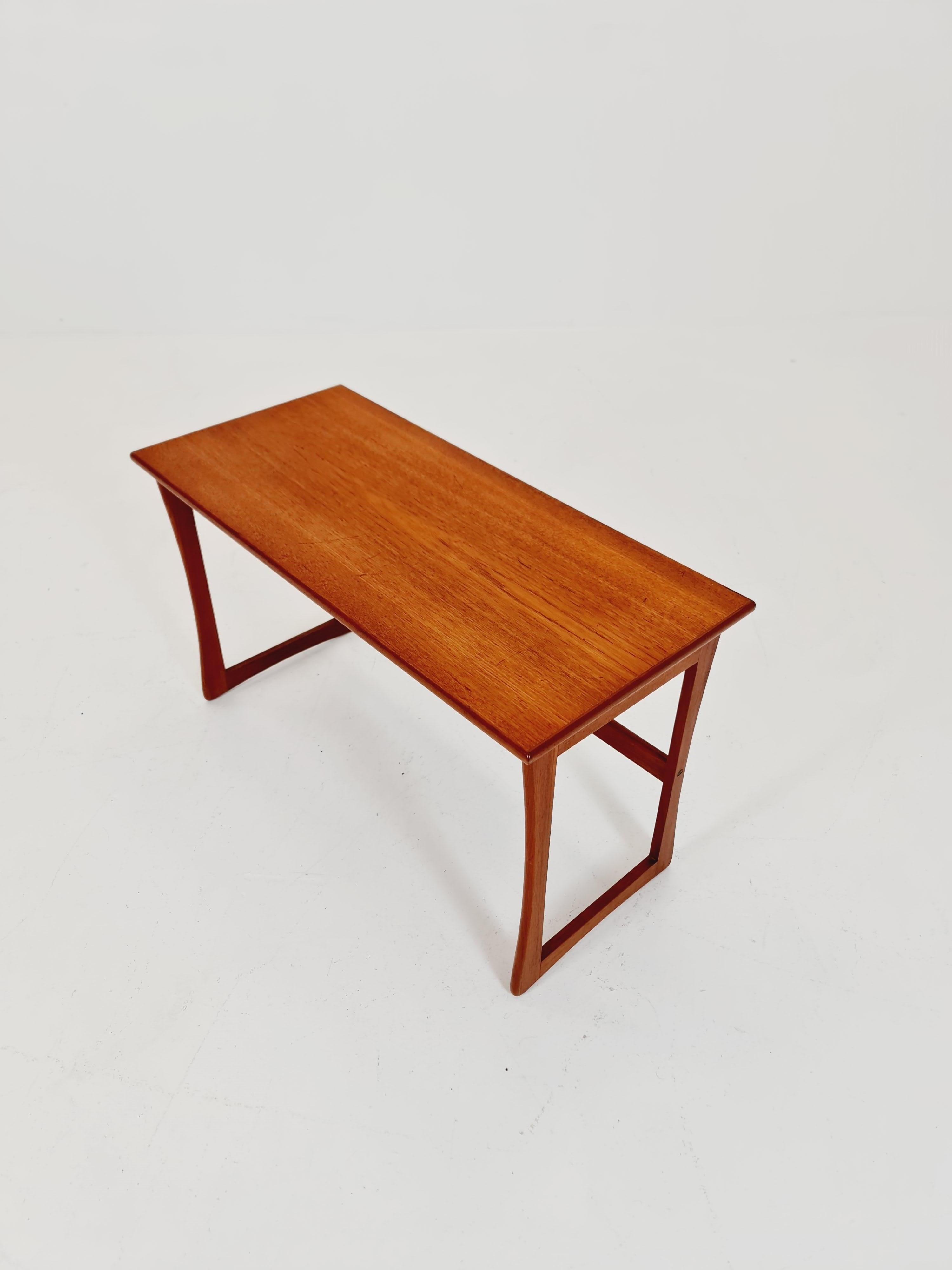 Table d'appoint danoise en teck du milieu du siècle, 1960s en vente 2
