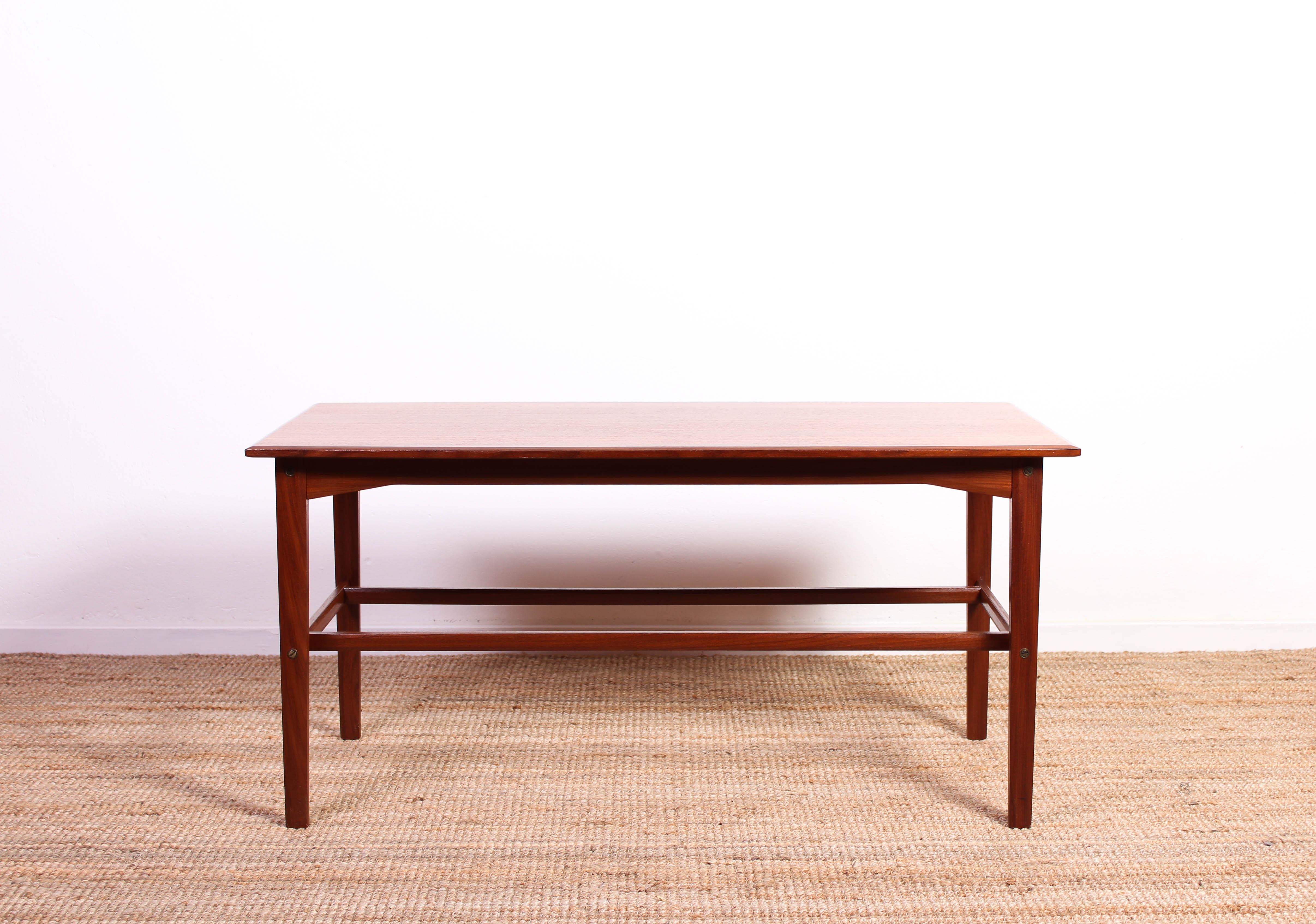 Midcentury coffee table by unknown designer. The table is of high quality with to removable teak trays underneath the tabletop. Produced in Denmark in the 1950s.

Very good vintage condition with little signs of usage consistent with age.