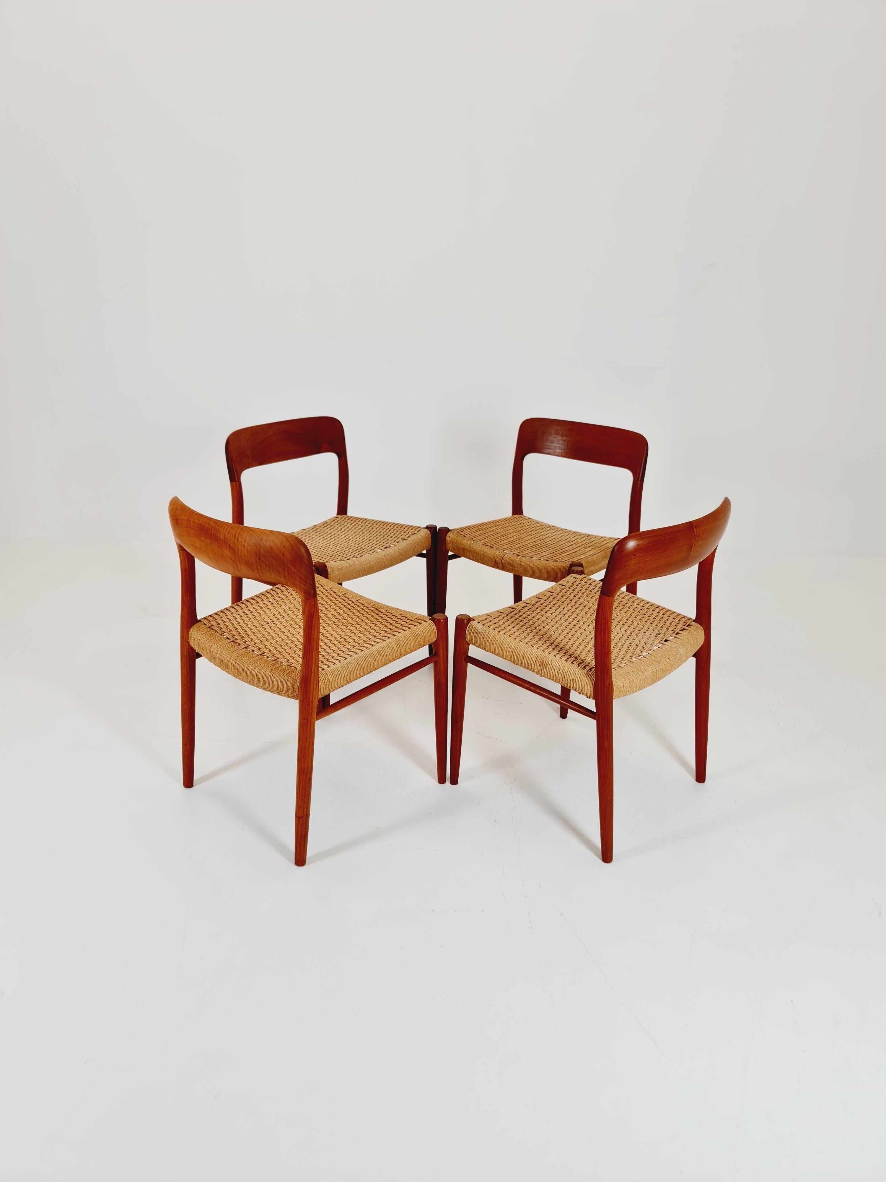 Sedie da pranzo in teak danesi del metà secolo Niels O.Moller Modell 75

Le sedie sono in ottime condizioni, tuttavia, come per tutti gli oggetti vintage, è lecito aspettarsi qualche piccolo segno di usura.

Designer / Niels O.Moller 

Corde