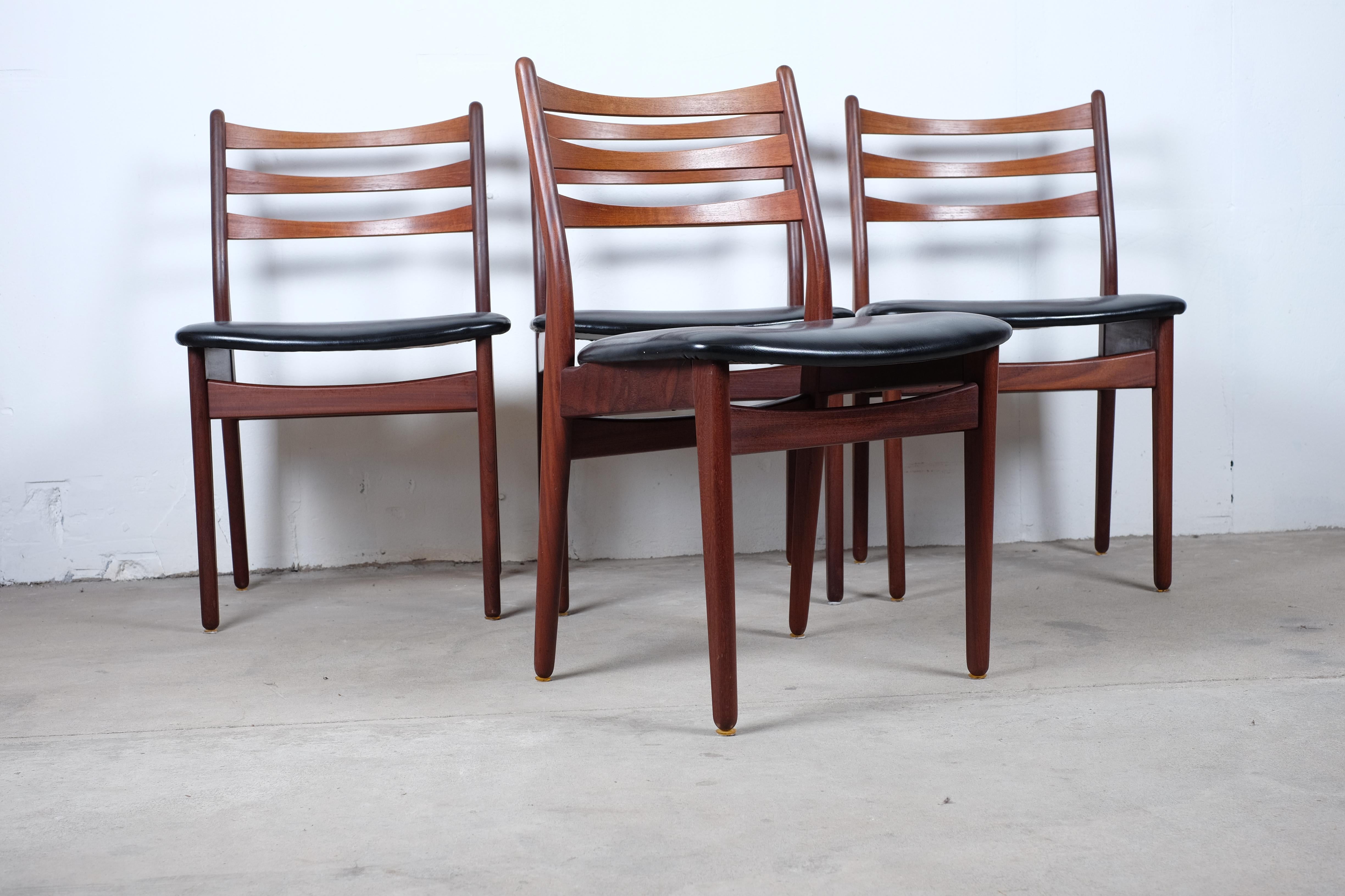 Set of four very fine teak dining chairs, Danish design, midcentury.

The chairs are in good condition, very good seating comfort and in great quality! 

Some of our things are not restored, as some people prefer the originality and patina. We