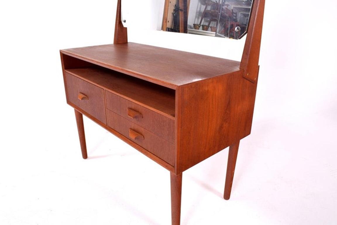 Midcentury Danish Teak Dressing Table with Mirror In Good Condition For Sale In Lisboa, Lisboa