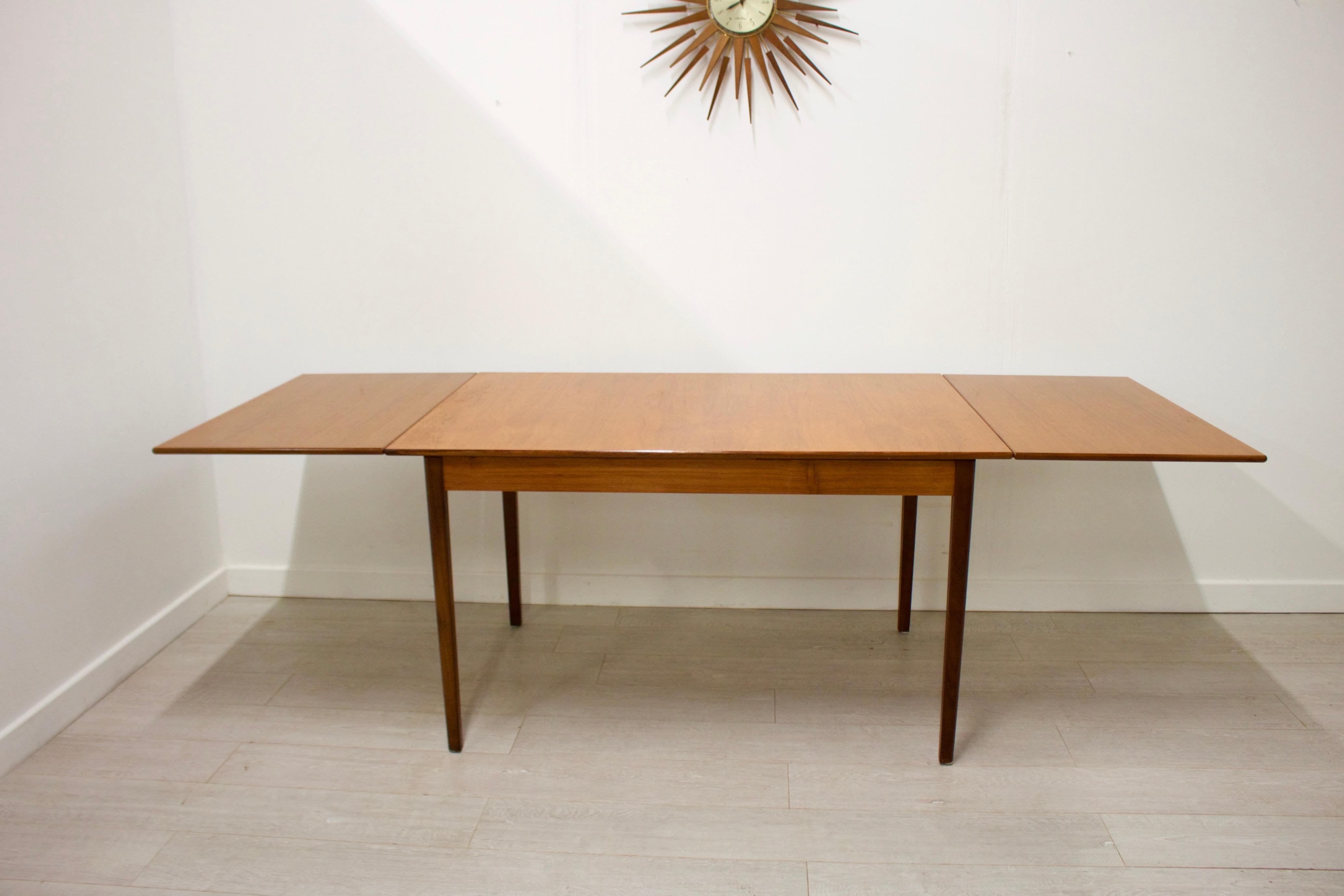 - Midcentury extending dining table.
- Made from teak and teak veneer
- Extended width 235 cm.