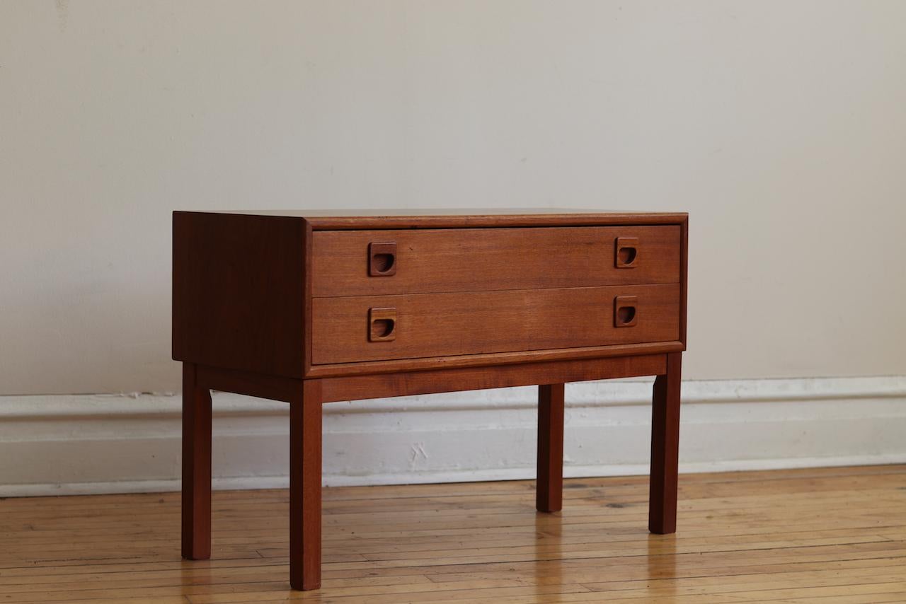 Mid-Century Modern Scandinavian bedside table.
Just imported from Denmark and refinished.
Two dovetailed drawers.
Excellent vintage condition!
Measures: 29 1/2” wide x 12 7/8” depth x 20 1/8” tall.