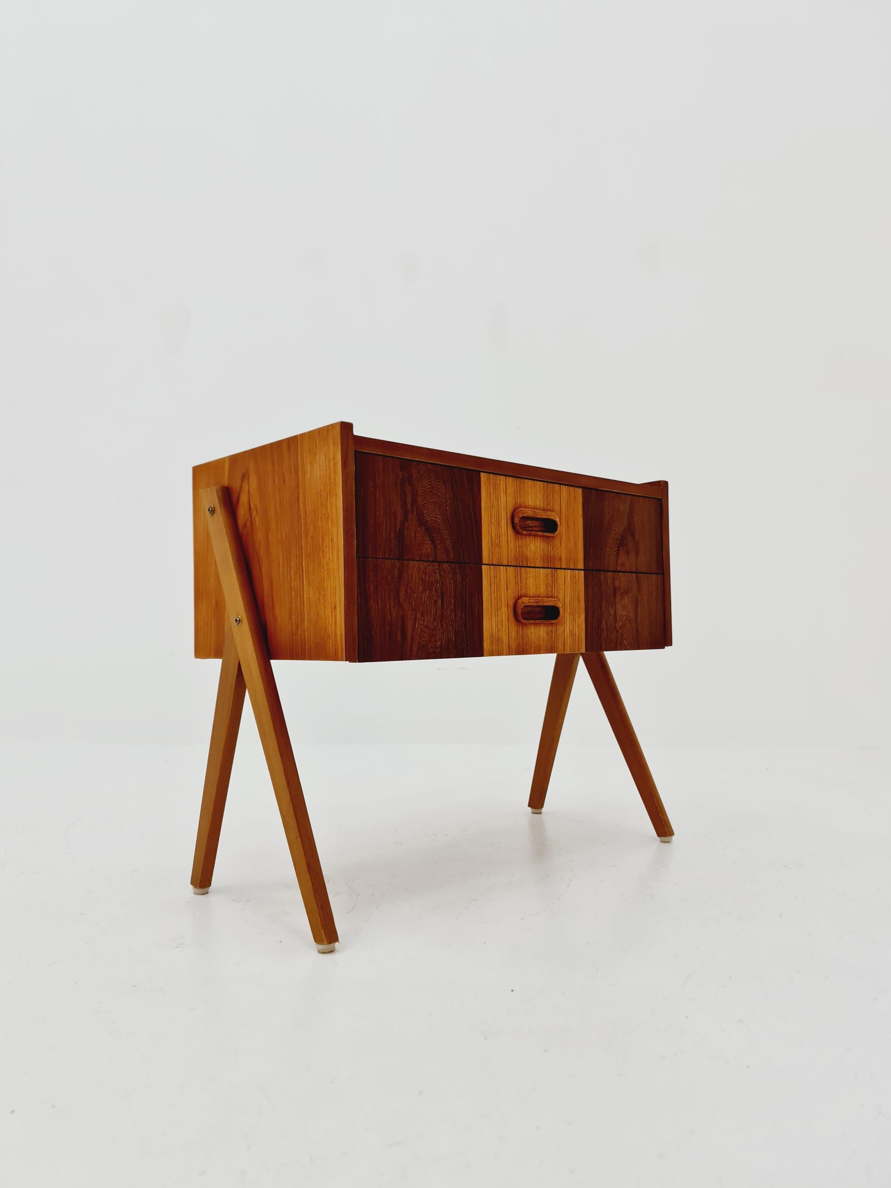 Mid-Century Modern Midcentury Danish teak & Rosewood vintage Side table/ Bedside table/ Night stand en vente