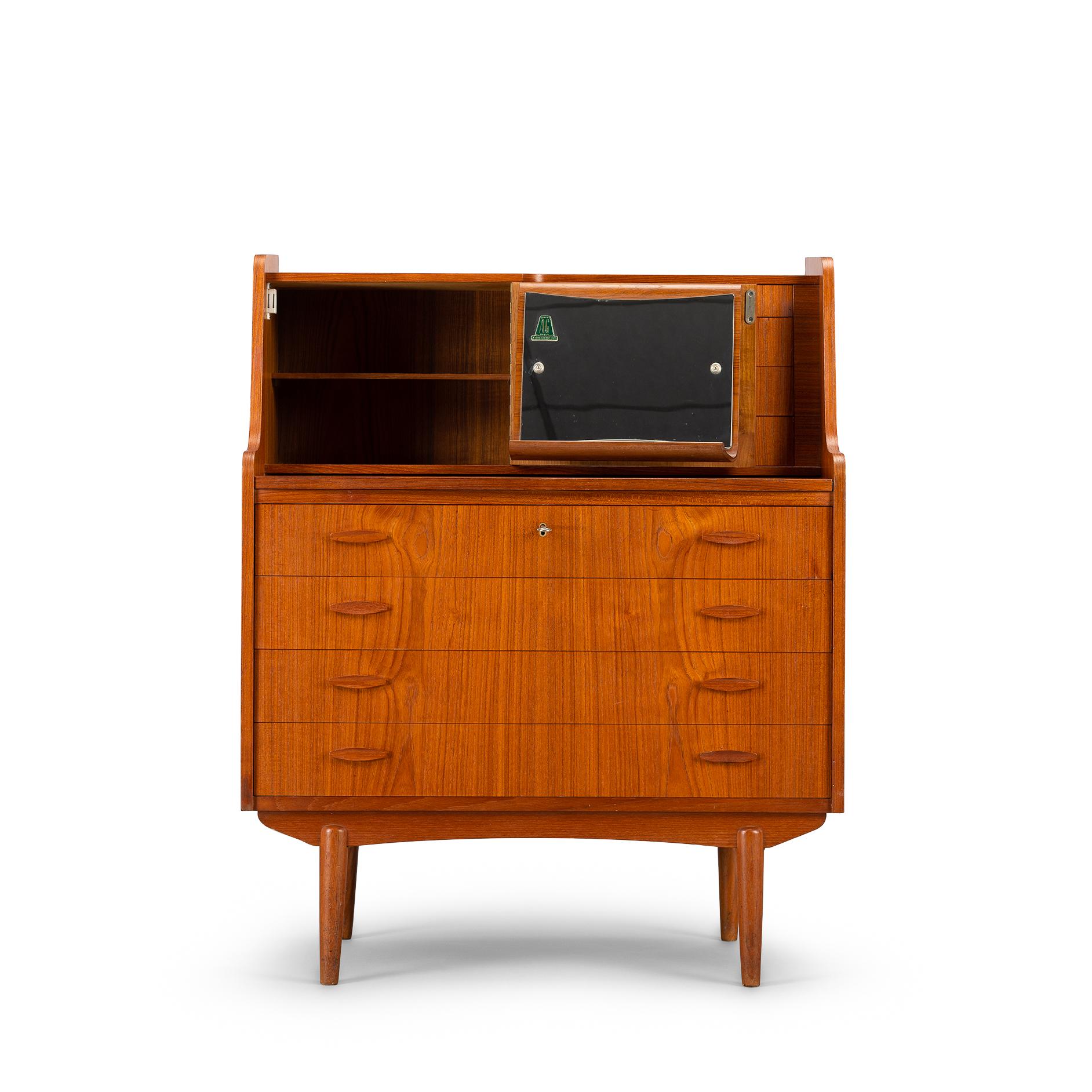 Easy does it: a writing desk when you want it to be one! This writing desk has it all. It is made in teak veneer and has a pull out desk. Could beauty up your living room and transform into a working station if you need it. Four huge drawers, four