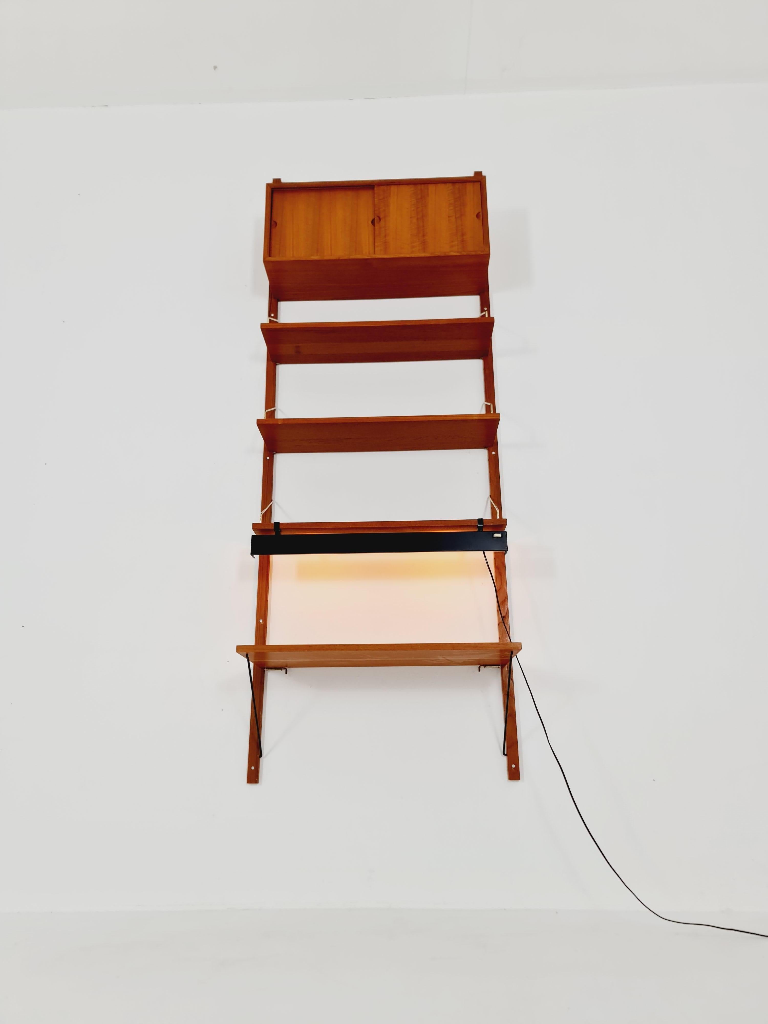 Scaffalatura in teak danese del medioevo con scrivania e  lampada, di Poul Cadovius, anni '60 in vendita 3