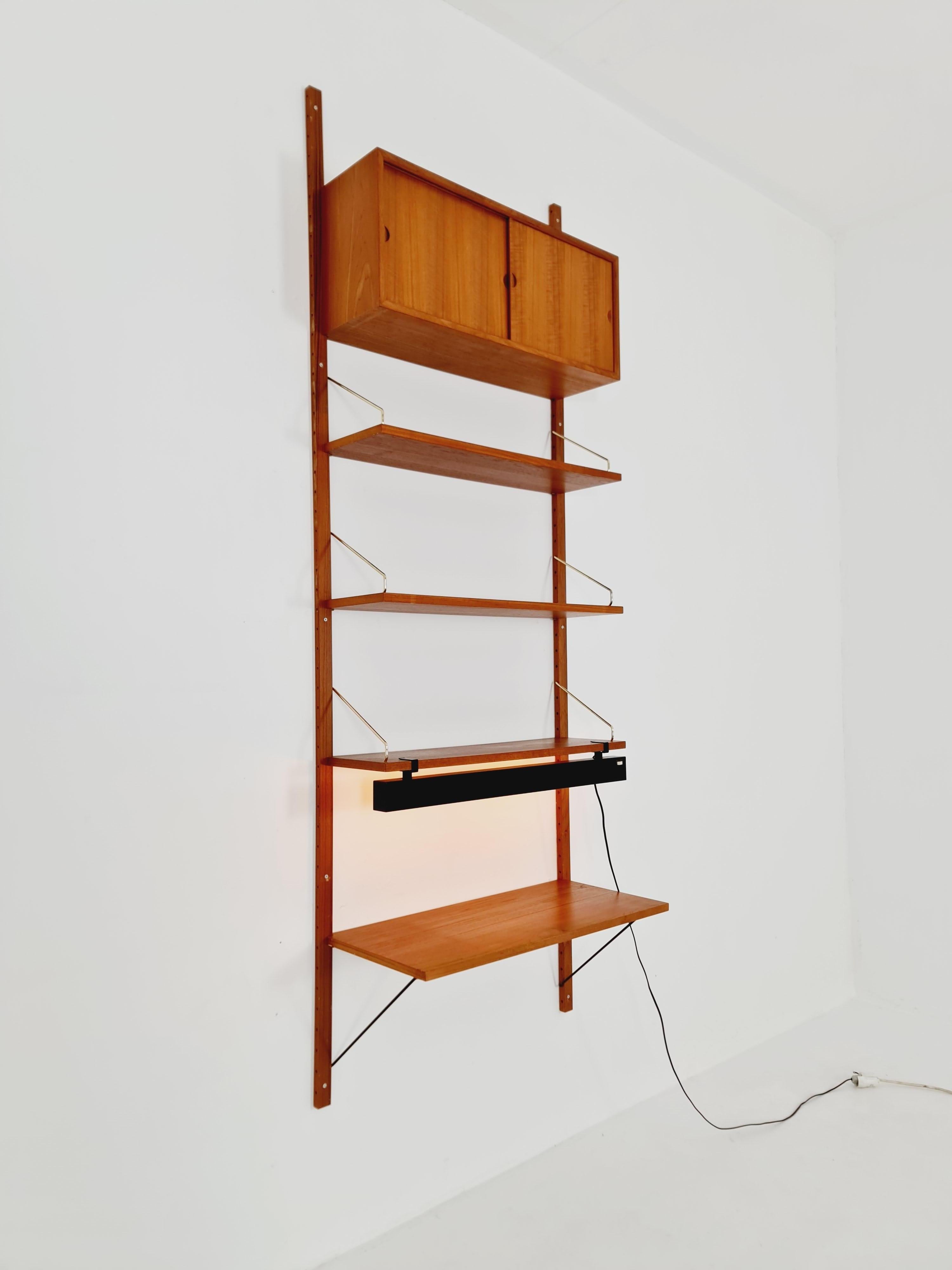 Scaffalatura in teak danese del medioevo con scrivania e  lampada, di Poul Cadovius, anni '60 in vendita 4