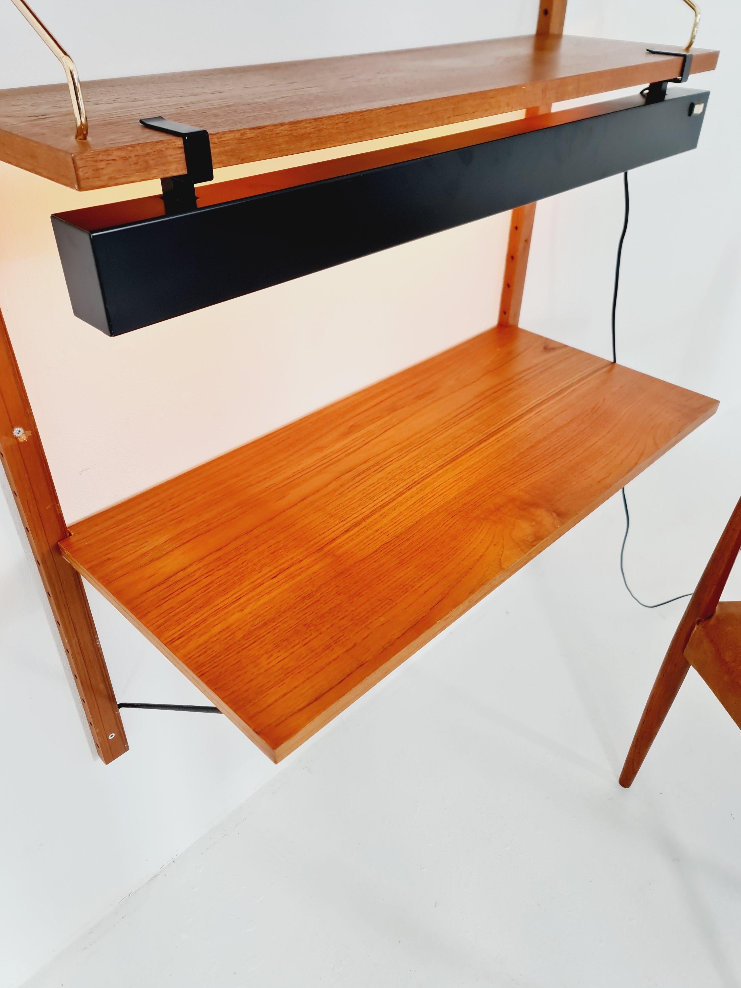 Scaffalatura in teak danese del medioevo con scrivania e  lampada, di Poul Cadovius, anni '60 in vendita 6