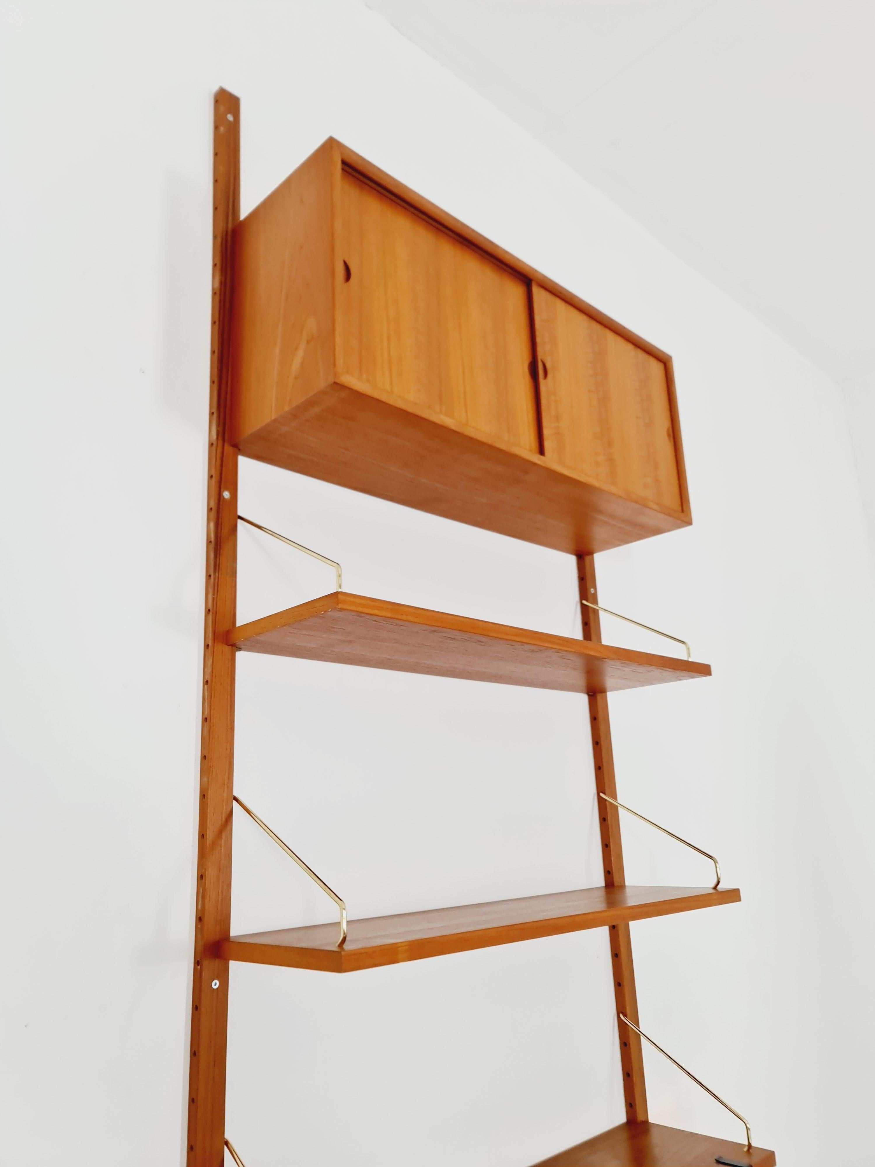 Scaffalatura in teak danese del medioevo con scrivania e  lampada, di Poul Cadovius, anni '60 in vendita 7