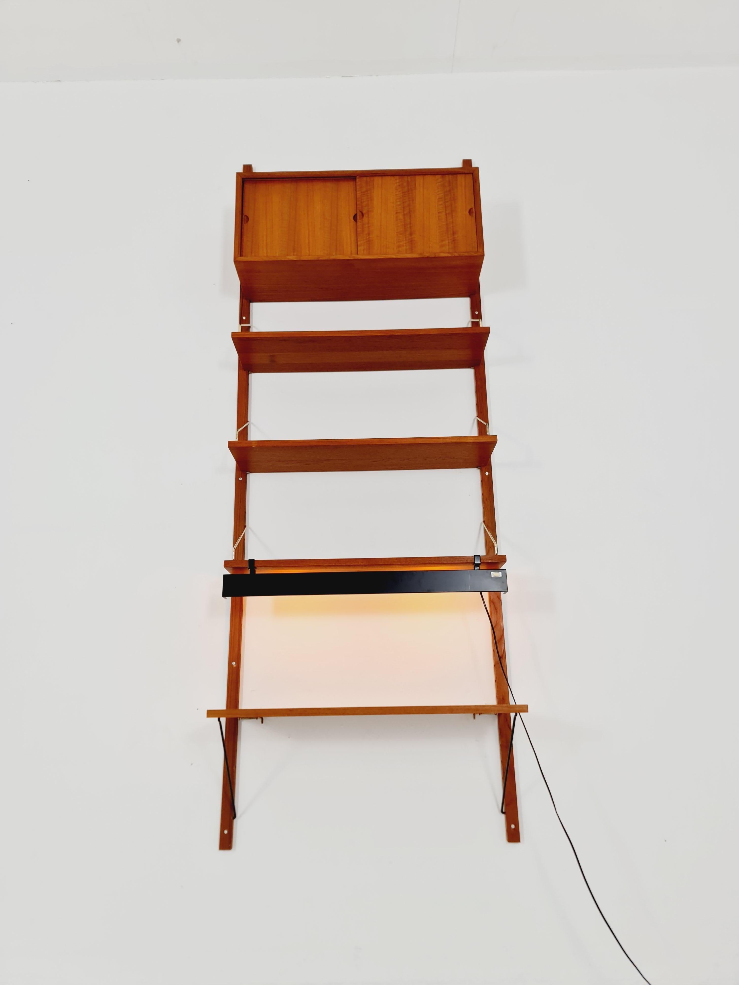 Scaffalatura in teak danese del medioevo con scrivania e  lampada, di Poul Cadovius, anni '60 in vendita 8