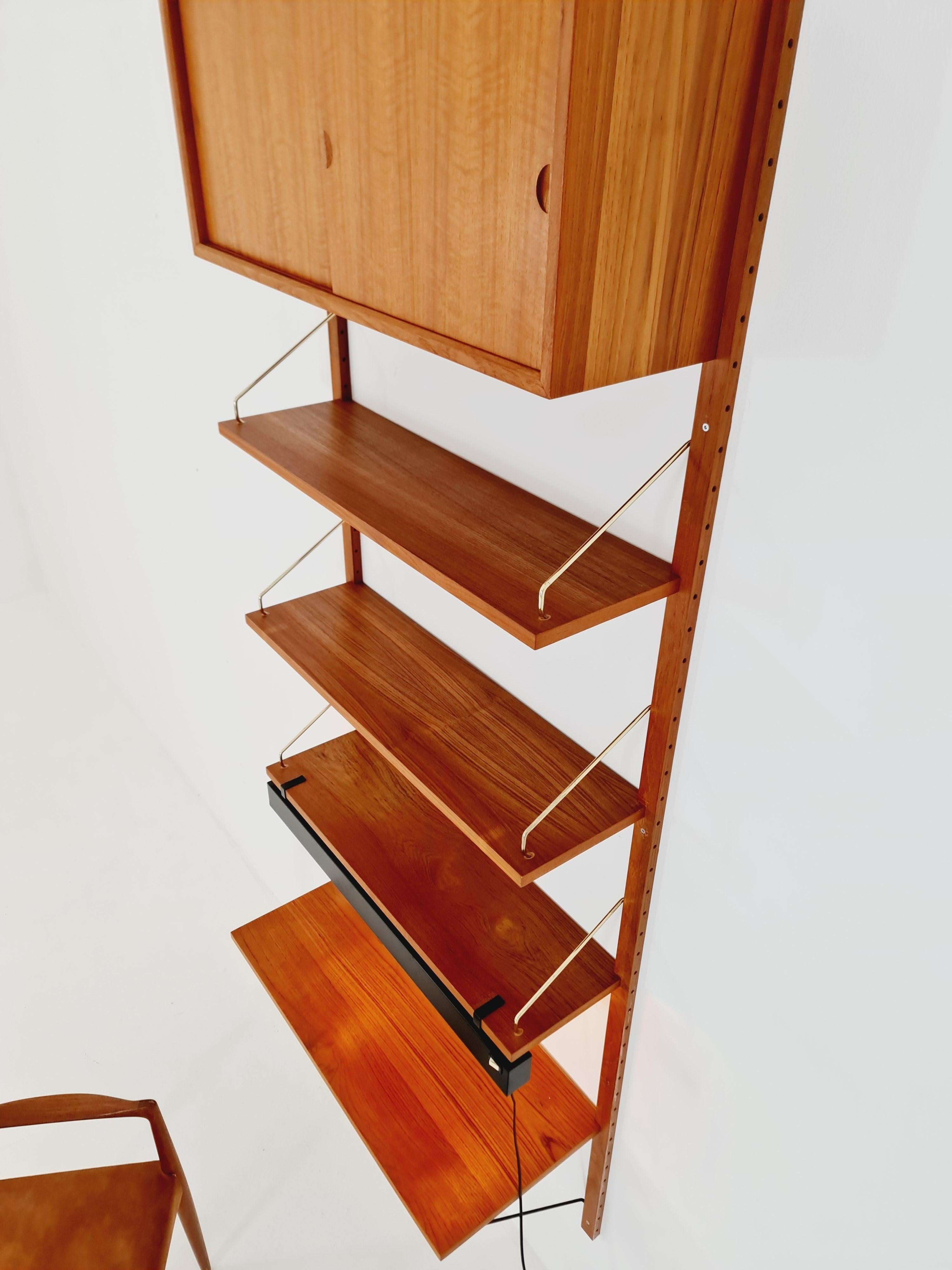 Mid-Century moderno Scaffalatura in teak danese del medioevo con scrivania e  lampada, di Poul Cadovius, anni '60 in vendita