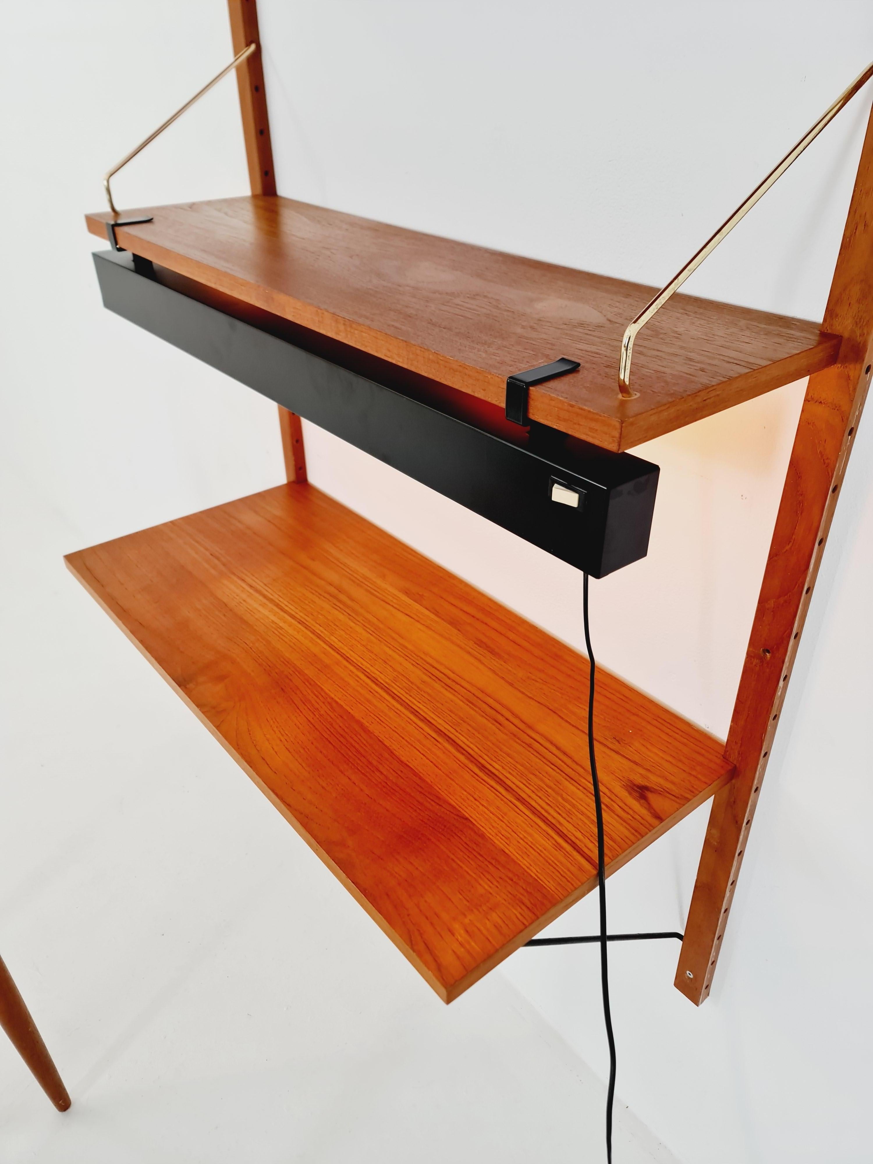 Danese Scaffalatura in teak danese del medioevo con scrivania e  lampada, di Poul Cadovius, anni '60 in vendita