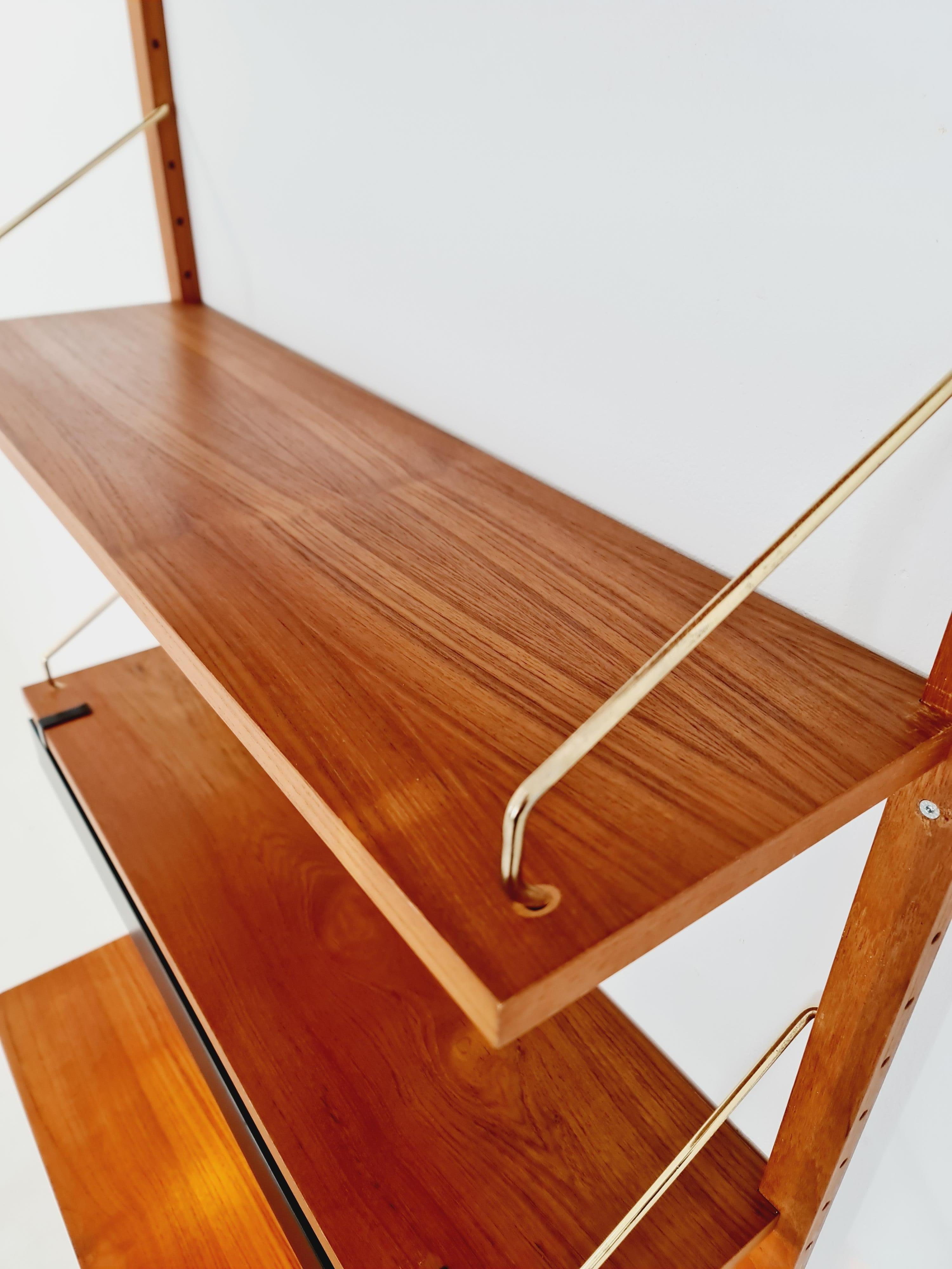 Scaffalatura in teak danese del medioevo con scrivania e  lampada, di Poul Cadovius, anni '60 In condizioni buone in vendita a Gaggenau, DE