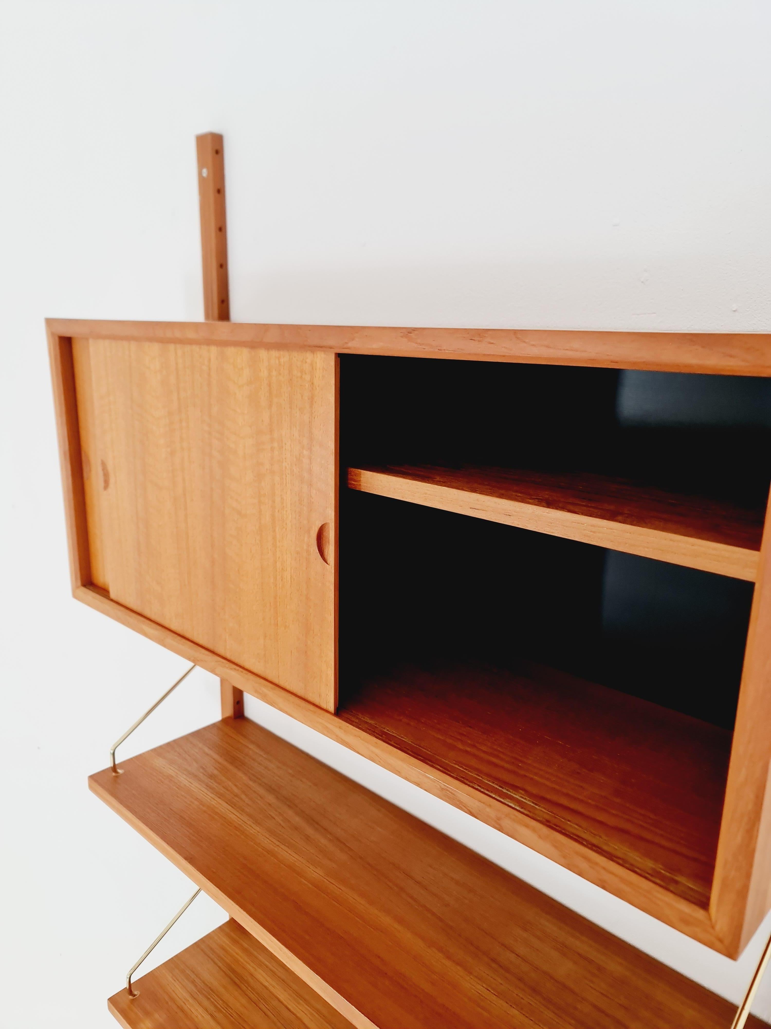 Metà XX secolo Scaffalatura in teak danese del medioevo con scrivania e  lampada, di Poul Cadovius, anni '60 in vendita