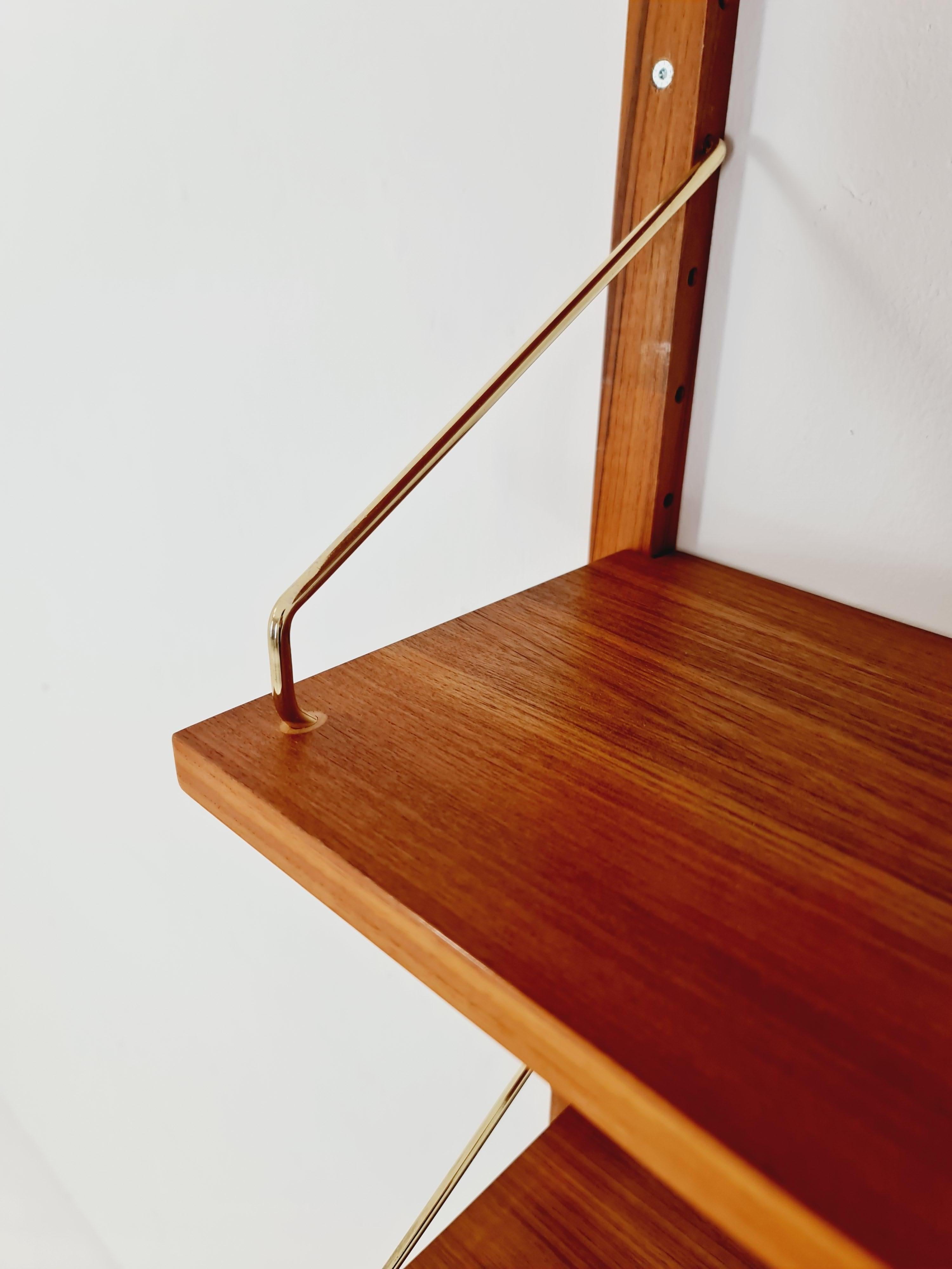 Teak Scaffalatura in teak danese del medioevo con scrivania e  lampada, di Poul Cadovius, anni '60 in vendita