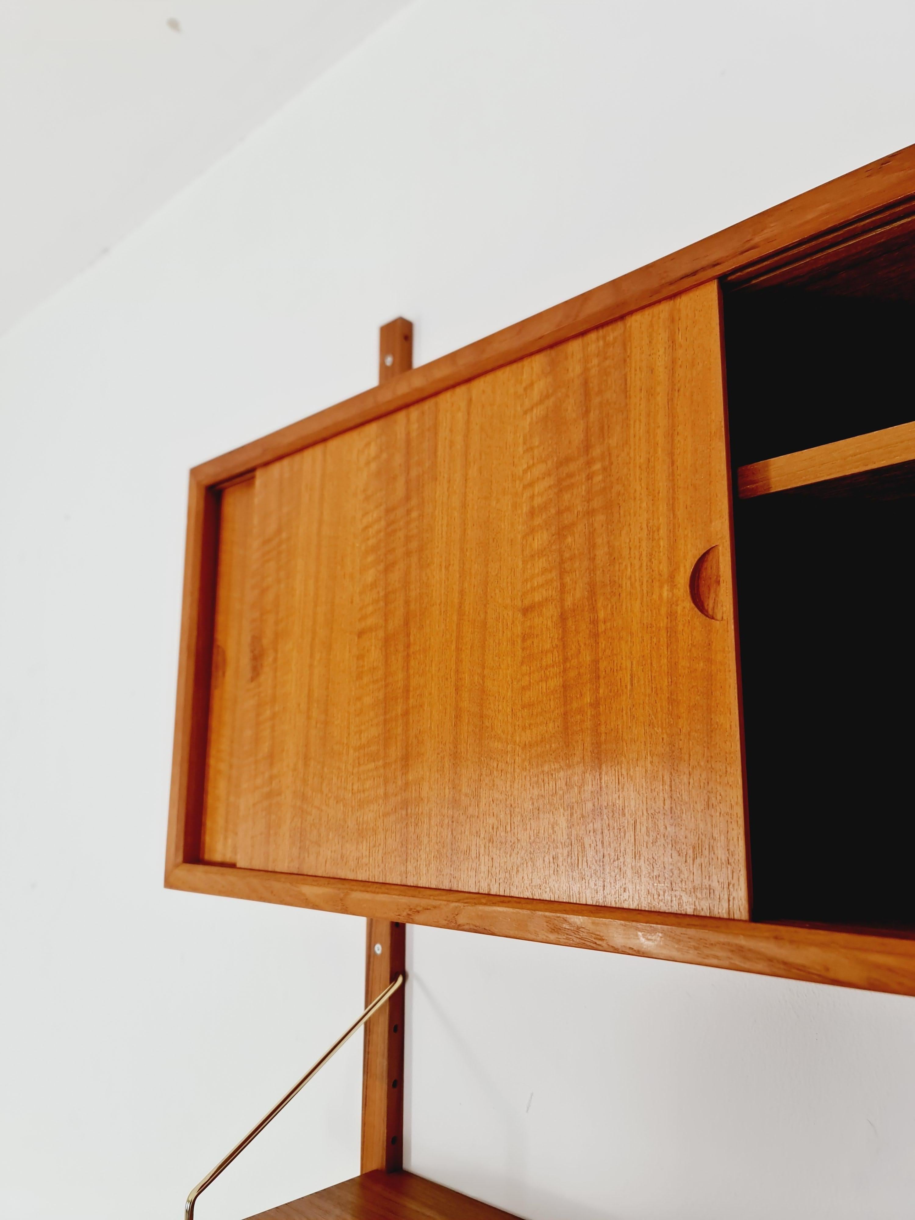 Scaffalatura in teak danese del medioevo con scrivania e  lampada, di Poul Cadovius, anni '60 in vendita 1