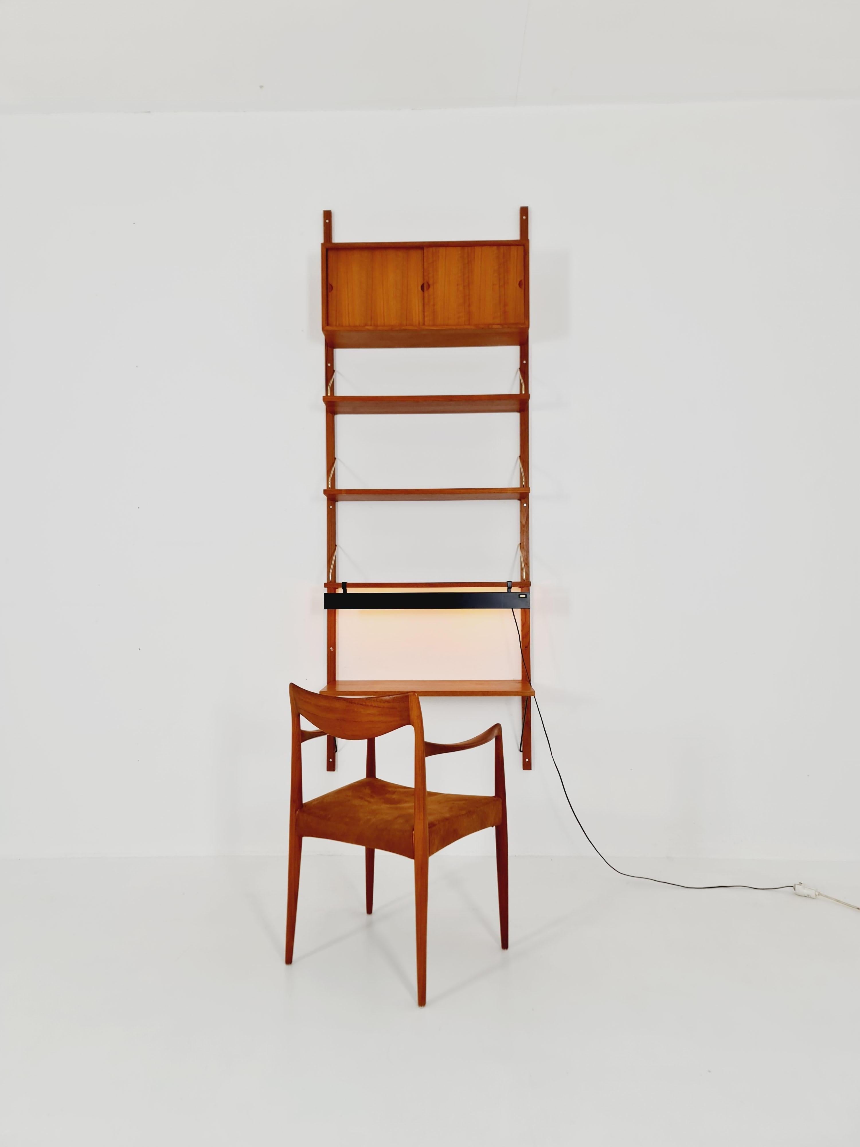 Scaffalatura in teak danese del medioevo con scrivania e  lampada, di Poul Cadovius, anni '60 in vendita 2