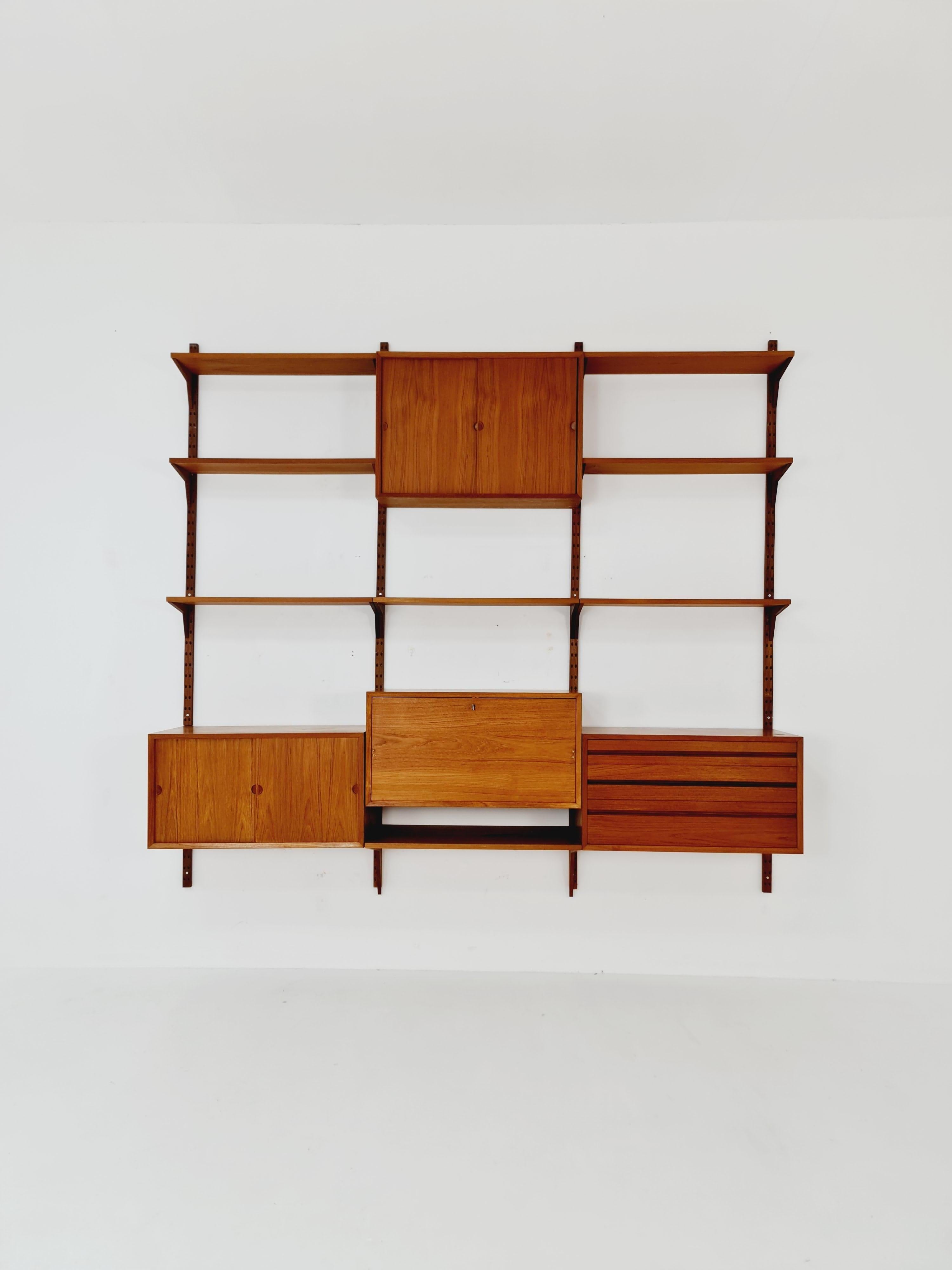 Big Mid century Danish Teak Wall Unit with 3 cabinets & secretary  cabient  by Poul Cadovius for Cado, Denmark, 1960s

Danish design by Poul Cadovius

Design year: 1960s

Dimensions: :  40 D x 240 W x 238H cm 

It is in mint condition, however, as