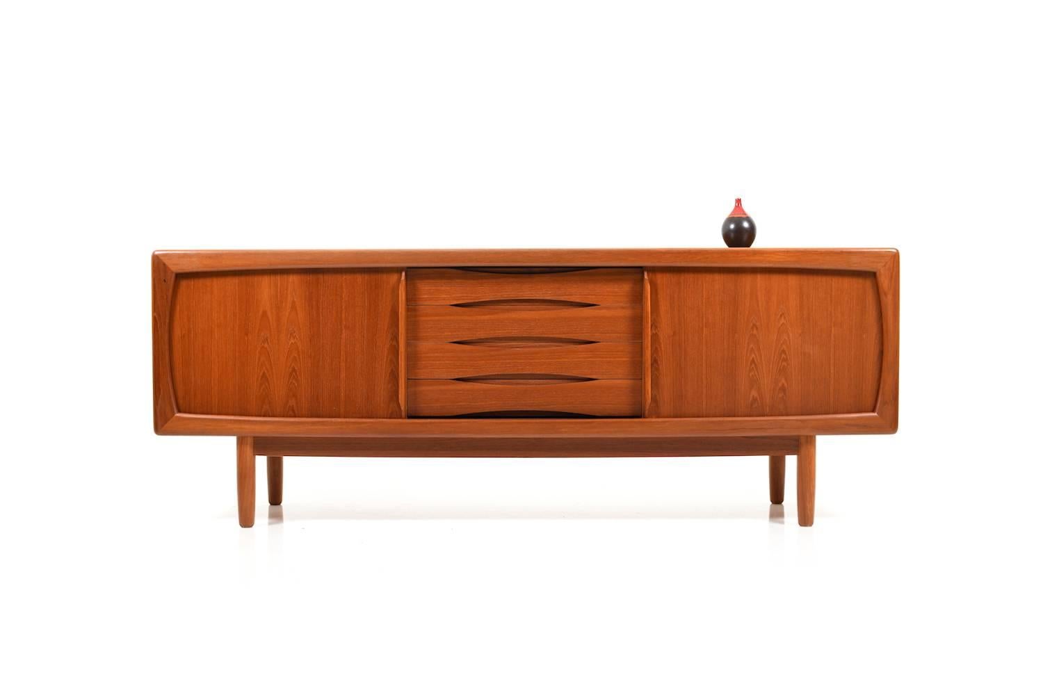 Midcentury Danish teak wooden sideboard / credenza by H. P. Hansen. Front with two sliding doors and four drawers. Behind the doors with one shelf on each site. Very nice vintage condition and color of teak.
