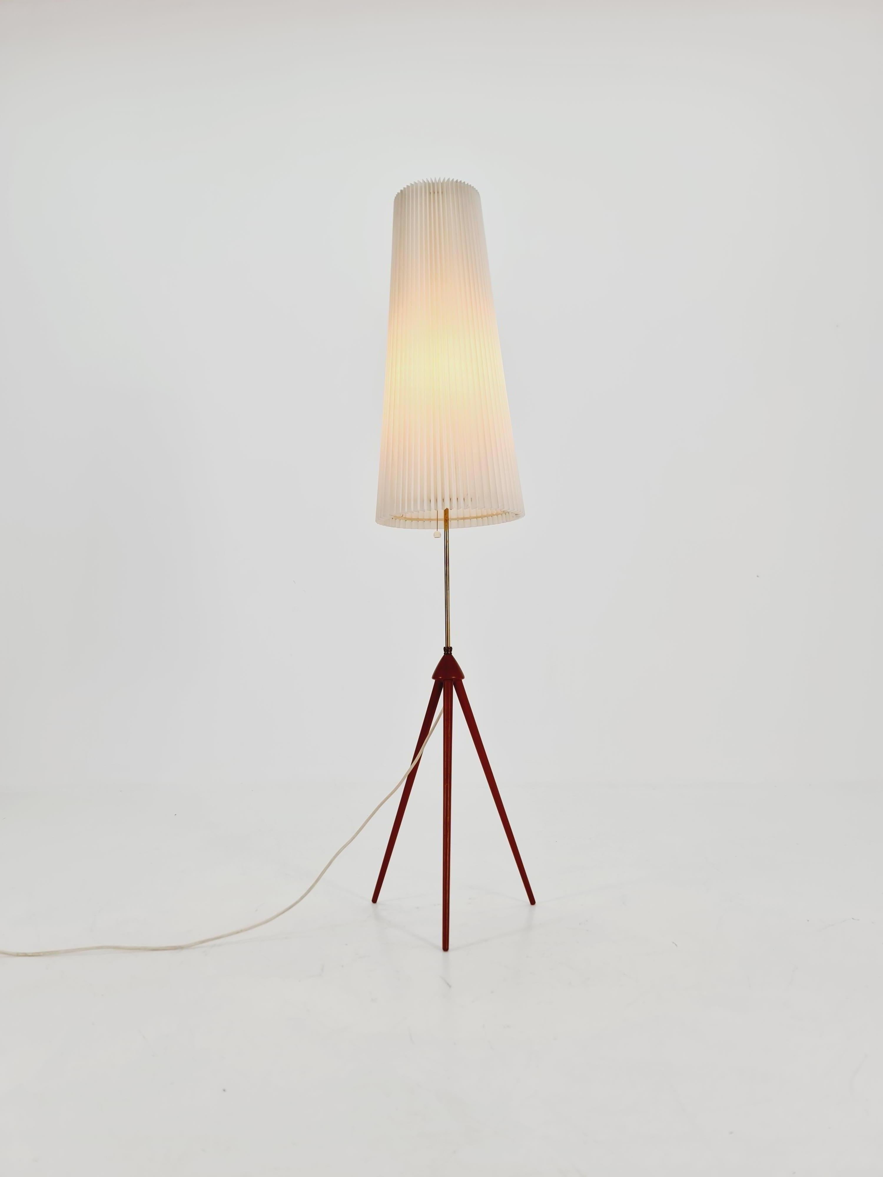 Lampadaire fusée tripode danois du milieu du siècle en teck  Réglable en hauteur, années 1960 

Condit : Très bon état d'origine. 

MAX 60 W

Année de conception : 1960s 

Dimensions : : 31 D x 31 B x 115 --145 H cm
hauteur de l'abat-jour : 65 cm