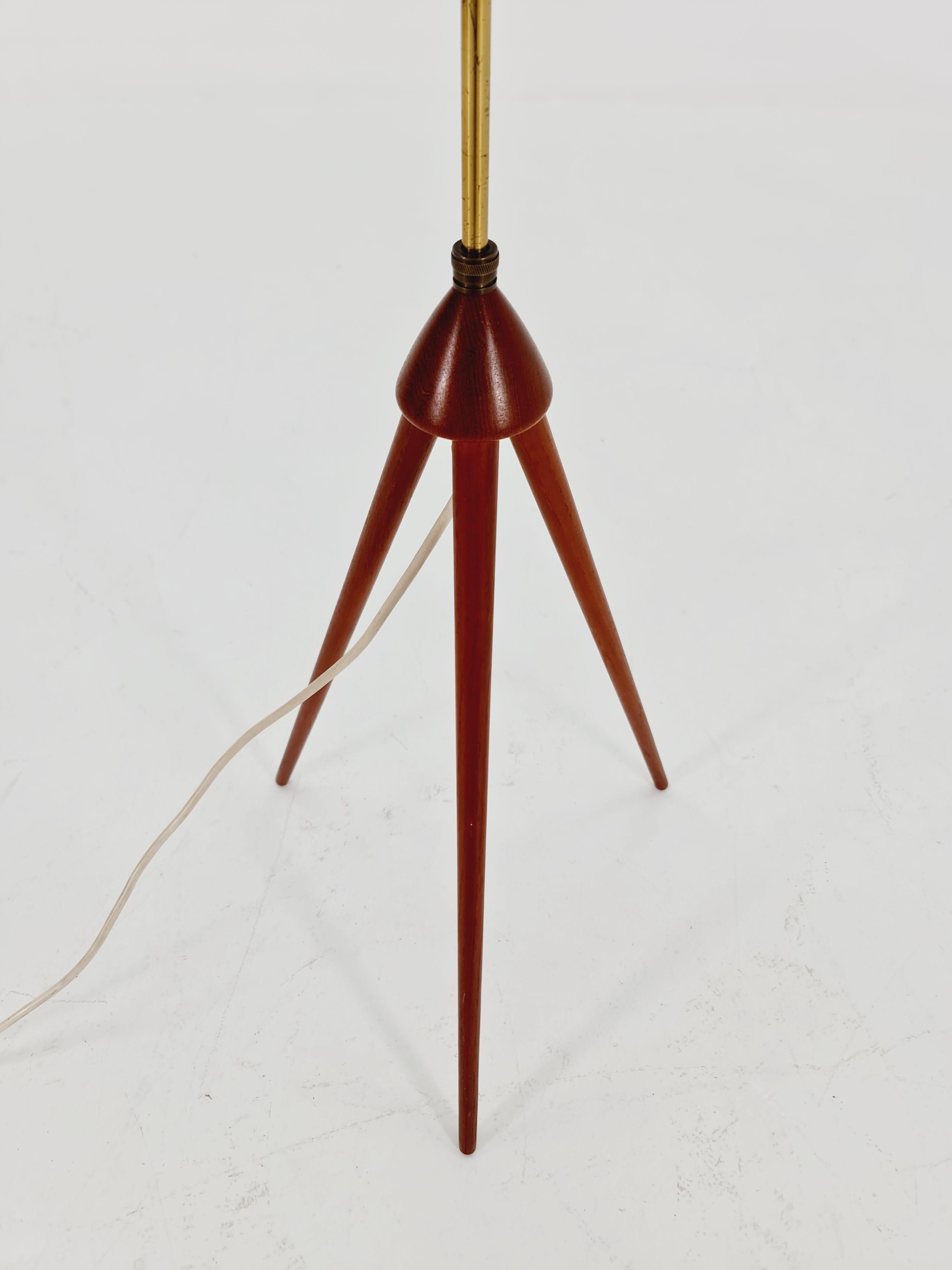 Mid-Century Modern Lampadaire à trois pieds danois en teck, années 1960 en vente