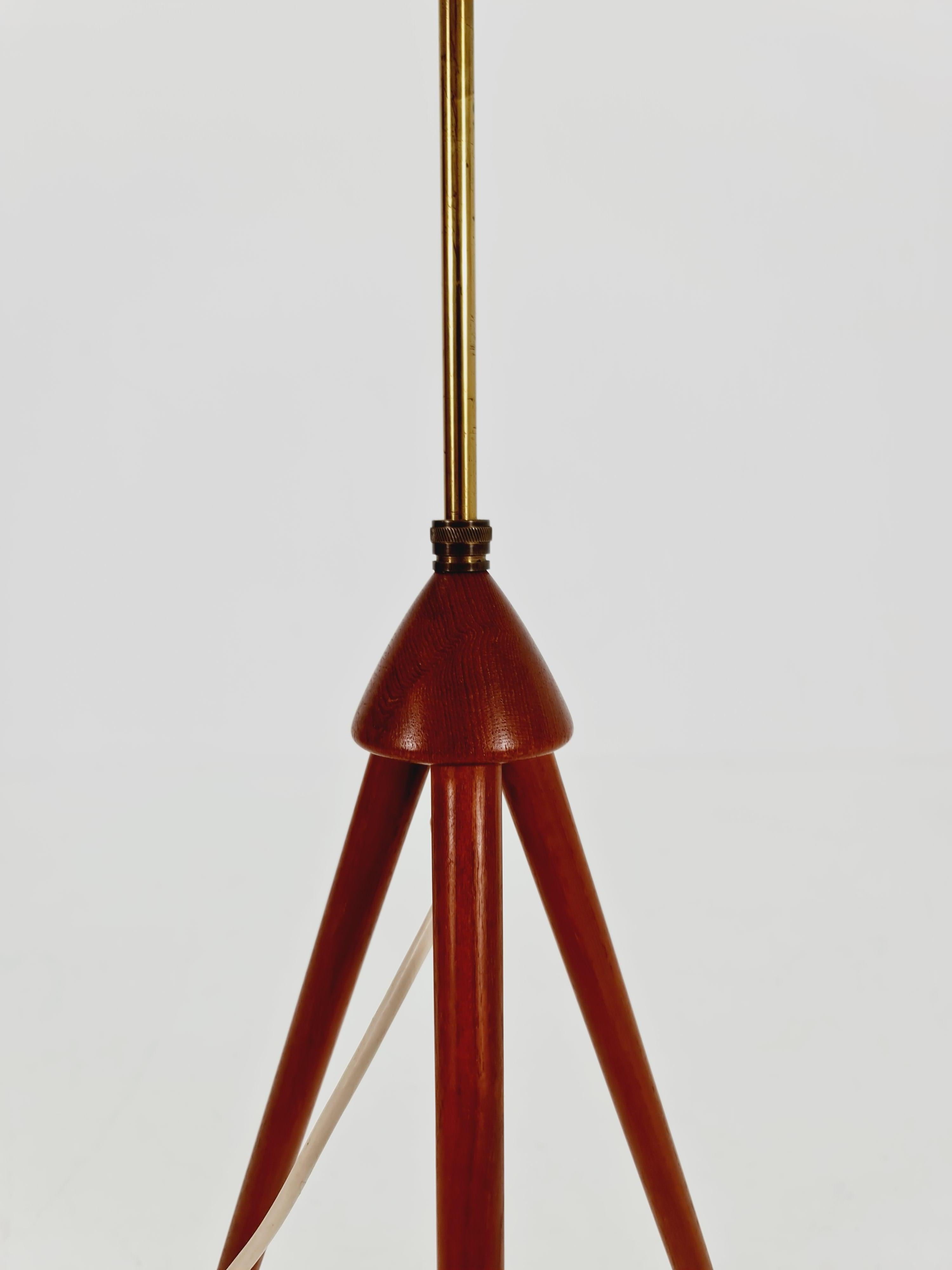 Danois Lampadaire à trois pieds danois en teck, années 1960 en vente