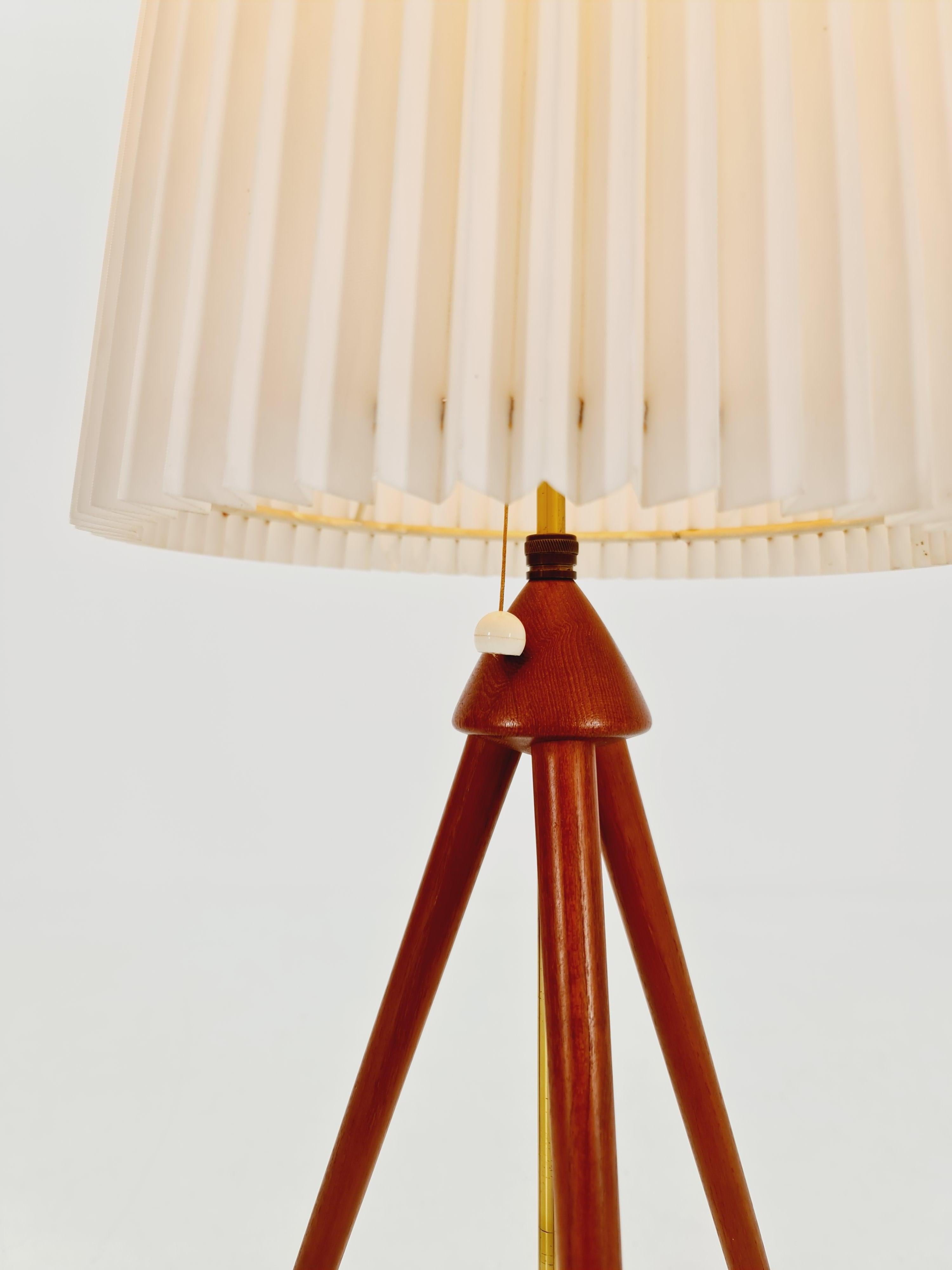 Lampadaire à trois pieds danois en teck, années 1960 Bon état - En vente à Gaggenau, DE