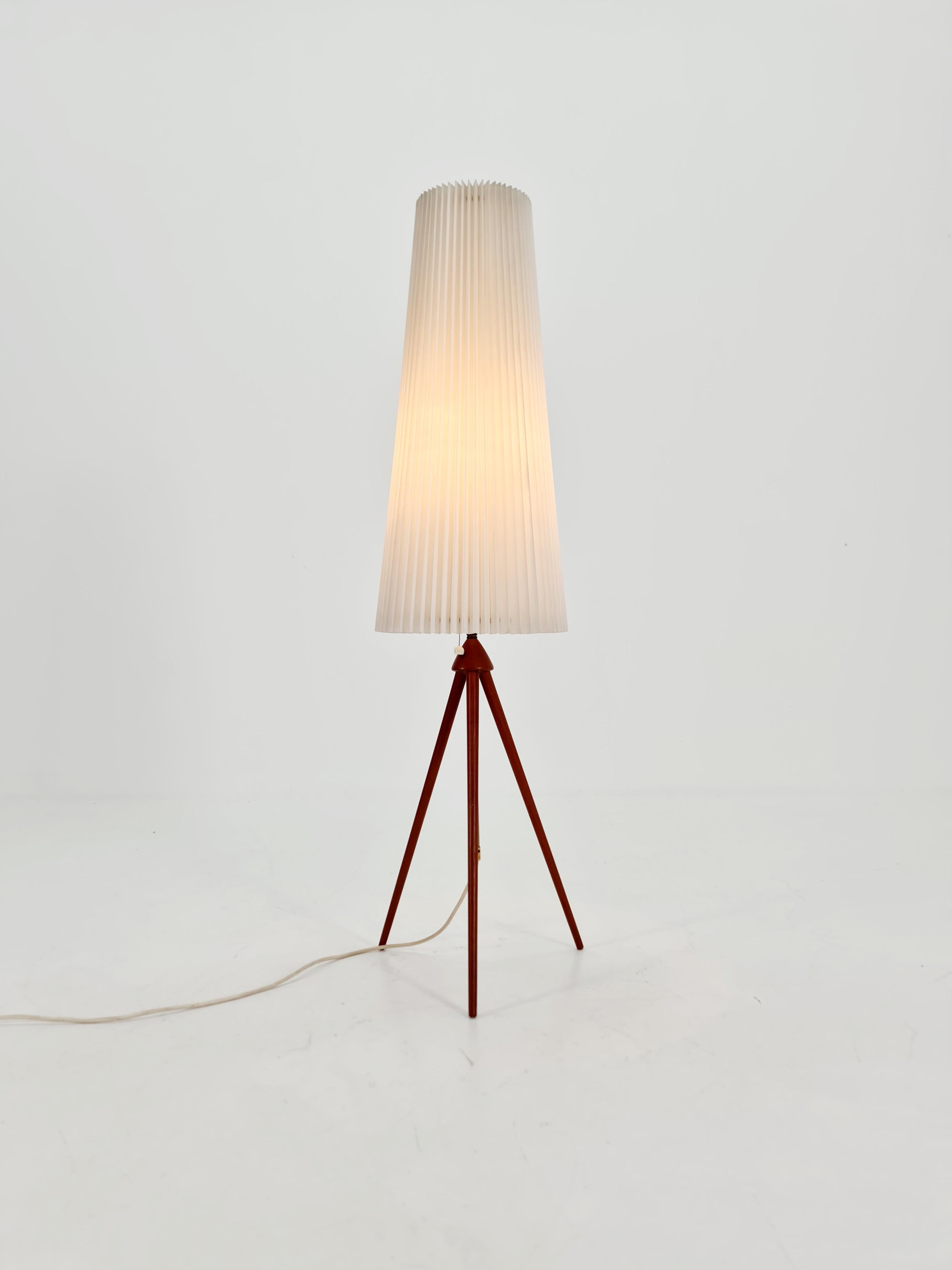 Milieu du XXe siècle Lampadaire à trois pieds danois en teck, années 1960 en vente