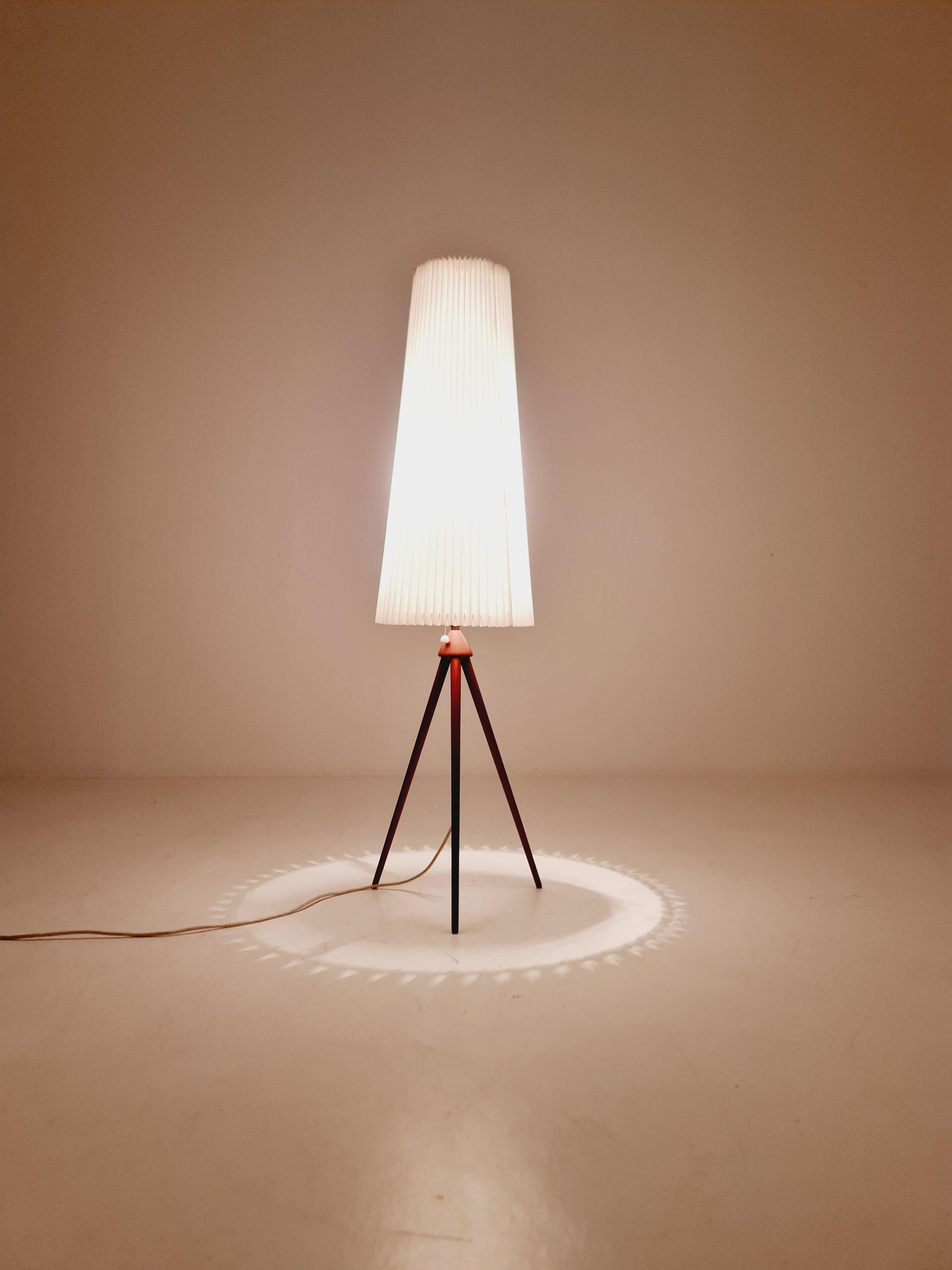 Tissu Lampadaire à trois pieds danois en teck, années 1960 en vente