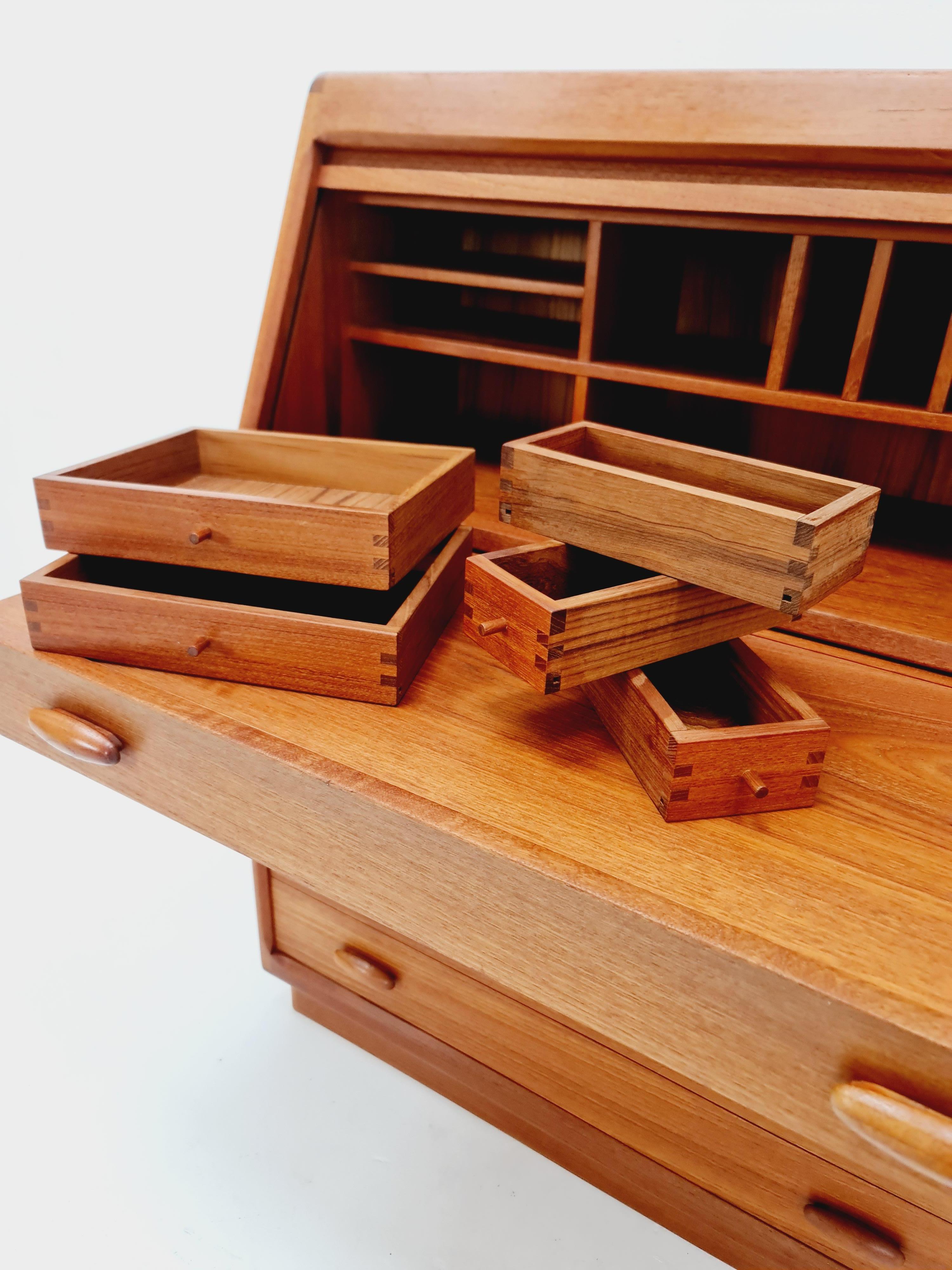 Teak Segretaria vintage danese di metà secolo /Make up di Dyrlund, anni '60 in vendita