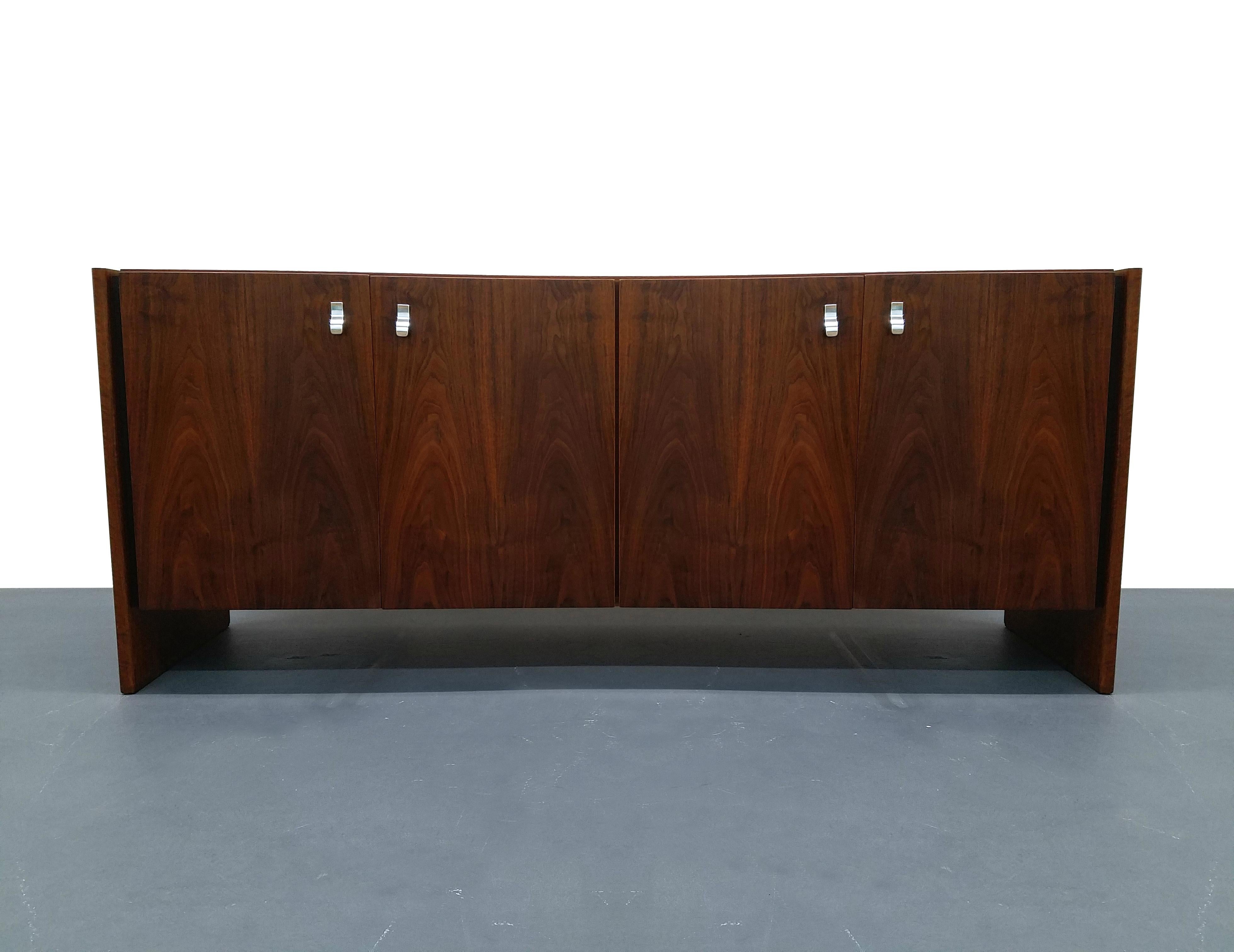 Beautiful midcentury walnut credenza, with stunning grain, large chrome handles and rounded edges. A simple, vintage piece with modern appeal.

Cabinet is in excellent condition.