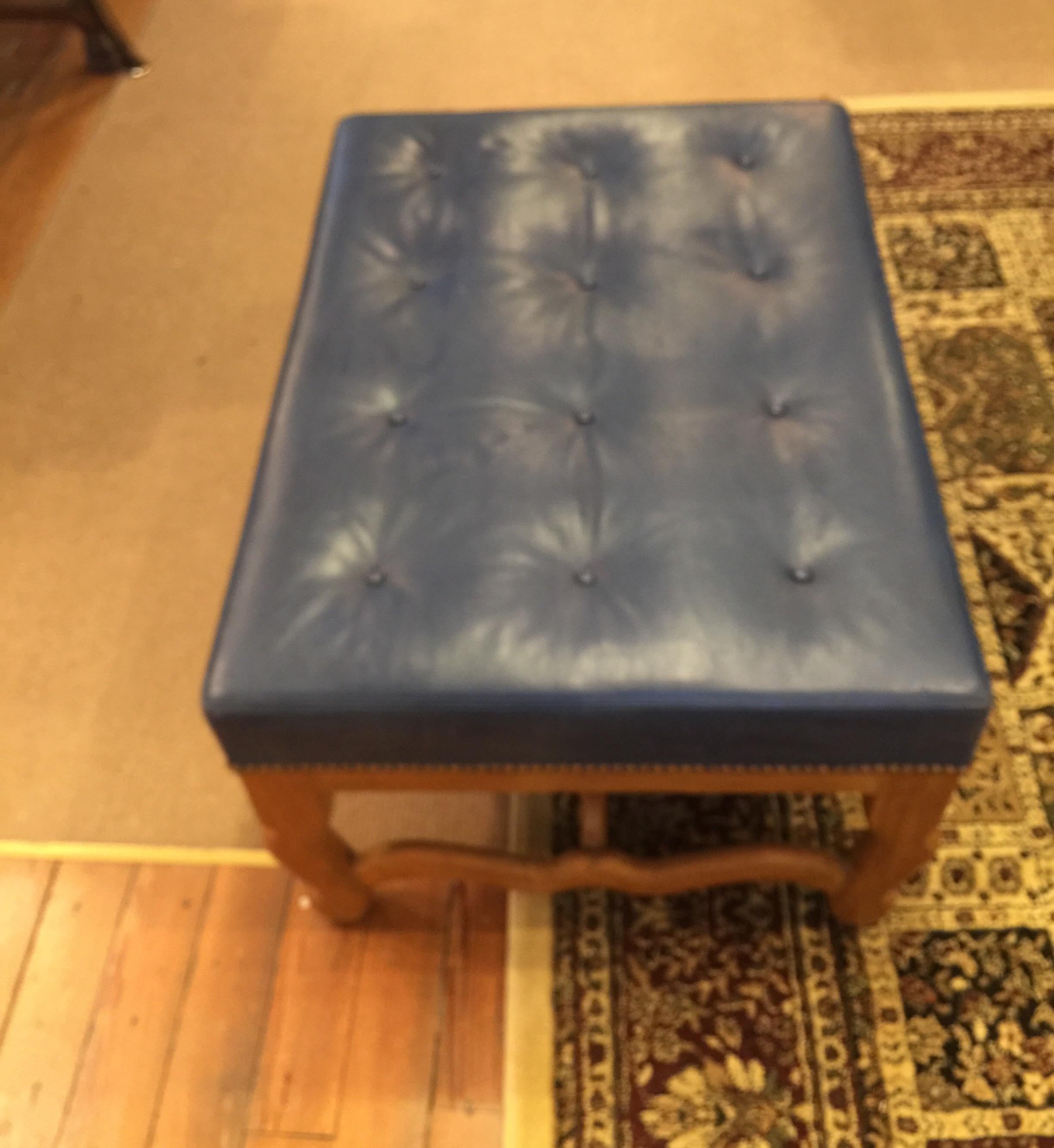 Midcentury dark blue large leather ottoman by Baker, frame is in very good condition, the leather has some wear but can be easily recovered if desired
Dimensions: 25