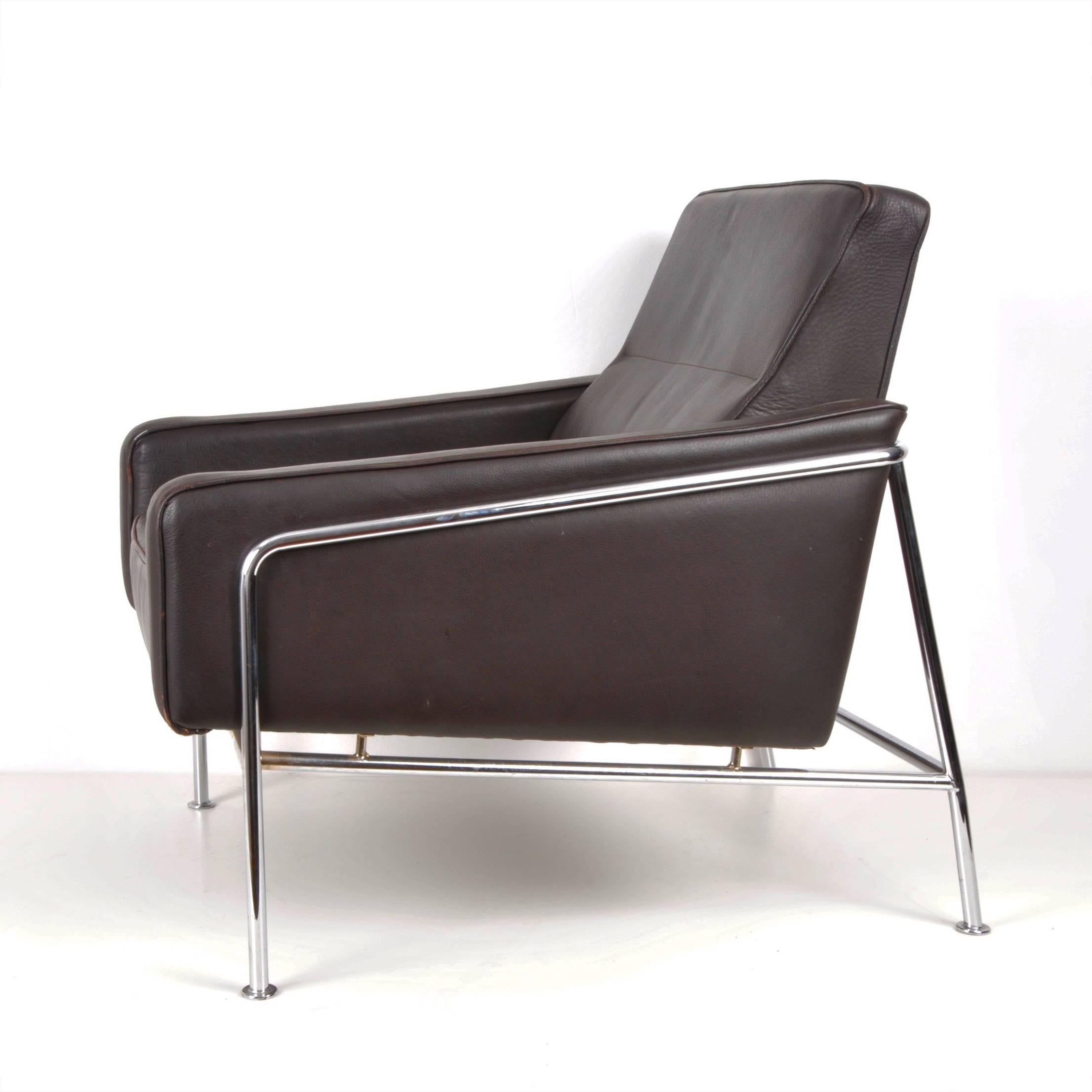 Midcentury Dark Brown Leather Lounge Chair Attributed to Arne Jacobsen, 1956 In Fair Condition For Sale In Roma, IT