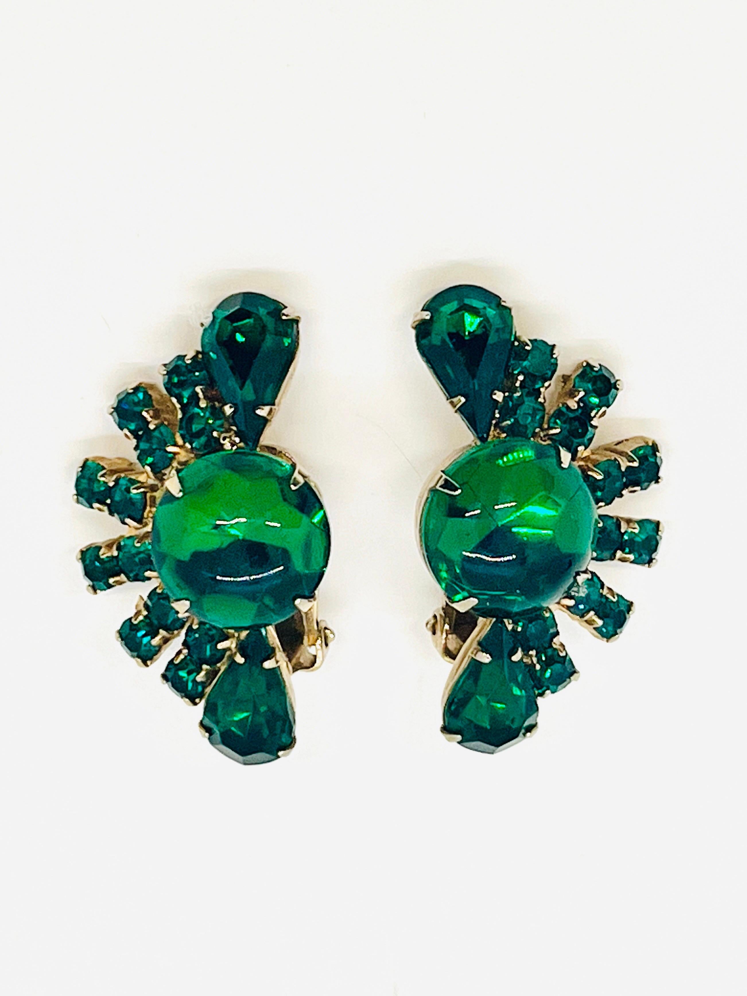 Boucles d'oreilles à clip en forme d'éventail en cristal cabochon vert émeraude foncé du milieu du siècle, collier assorti vendu séparément. 

Chaque boucle d'oreille présente un grand cabochon vert émeraude avec deux strass taillés en goutte d'eau