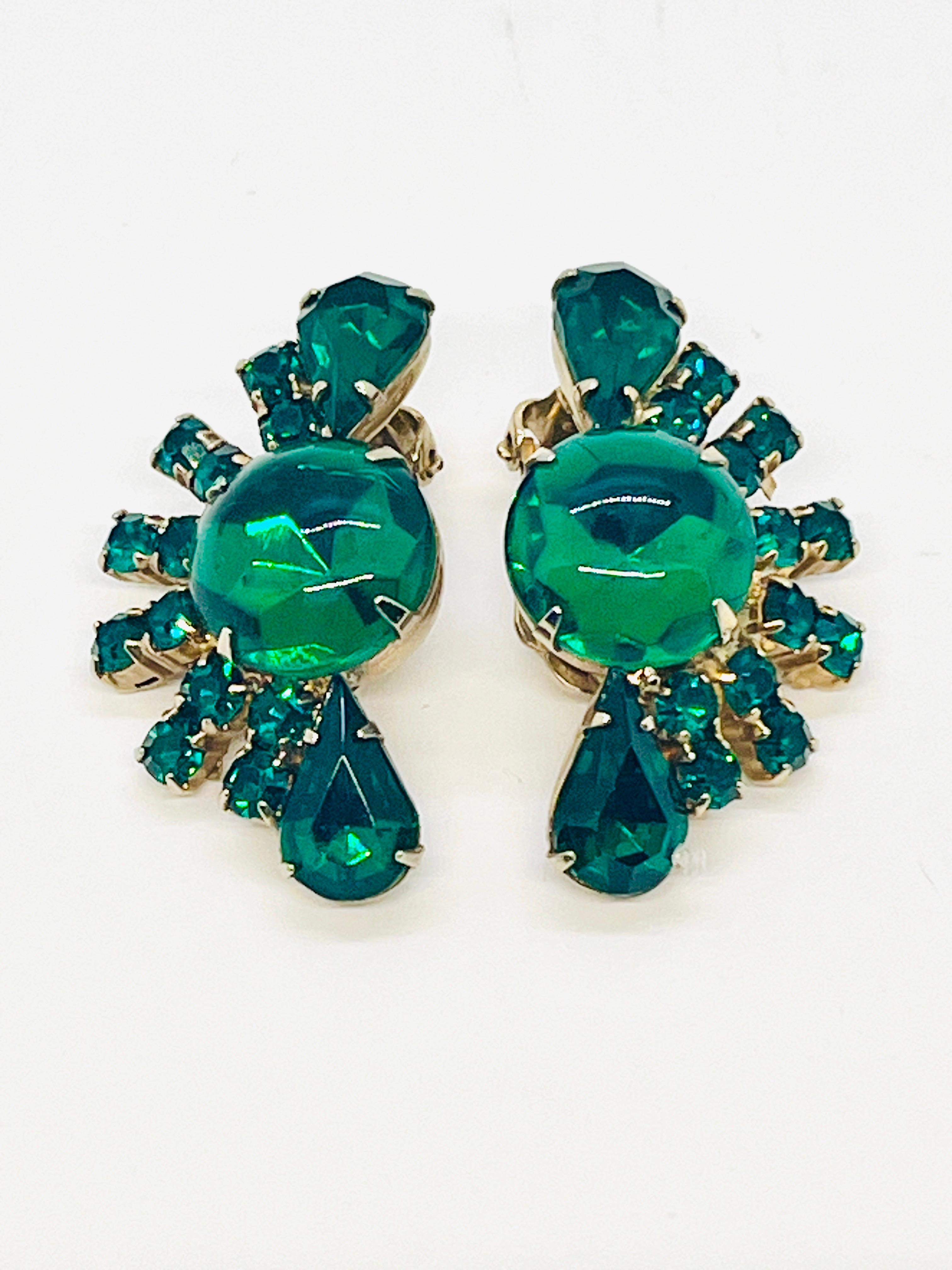 Taille poire Boucles d'oreilles à clip en forme d'éventail en cristal vert émeraude foncé du milieu du siècle dernier en vente