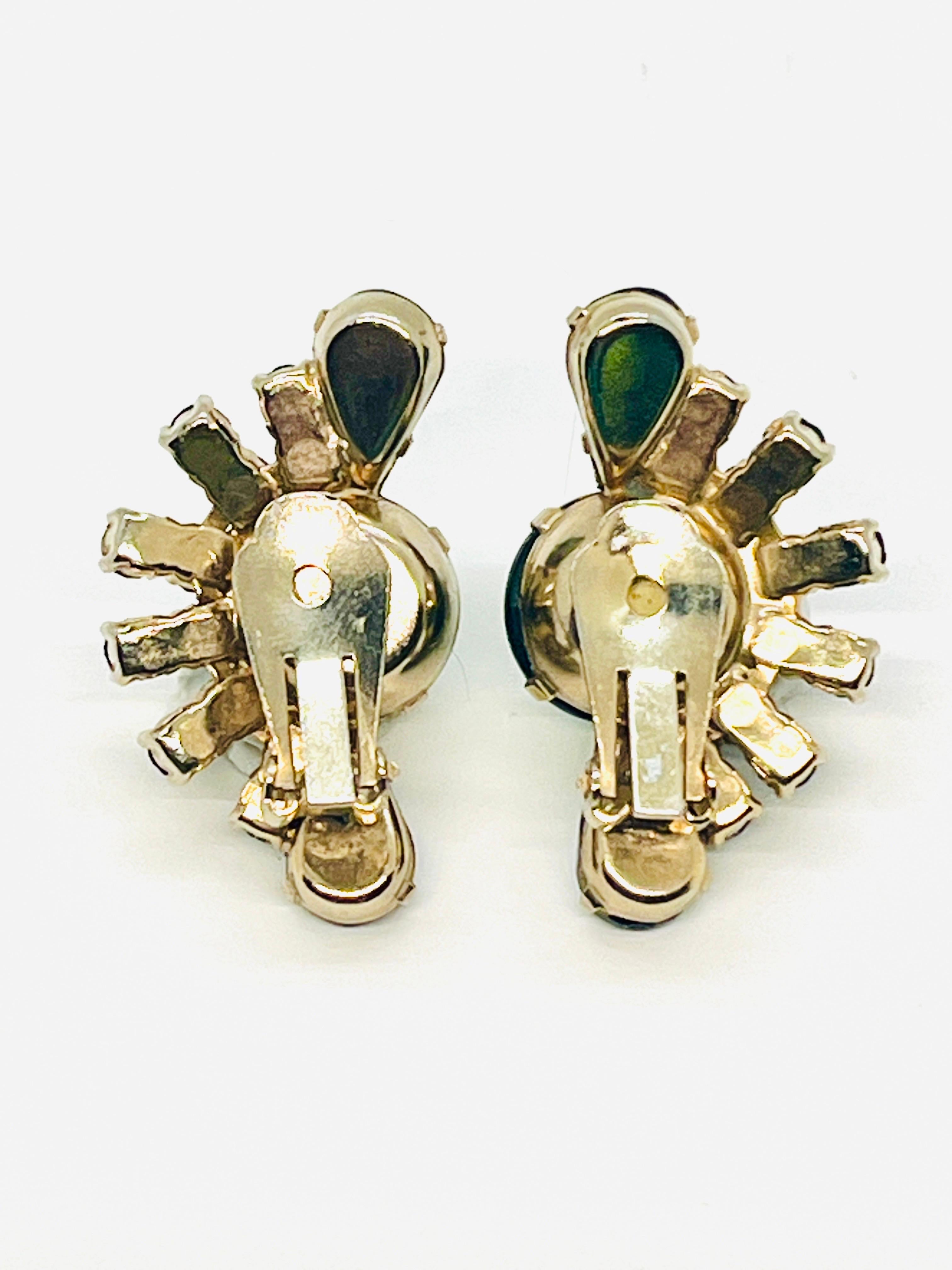 Boucles d'oreilles à clip en forme d'éventail en cristal vert émeraude foncé du milieu du siècle dernier Bon état - En vente à Lynnwood, WA