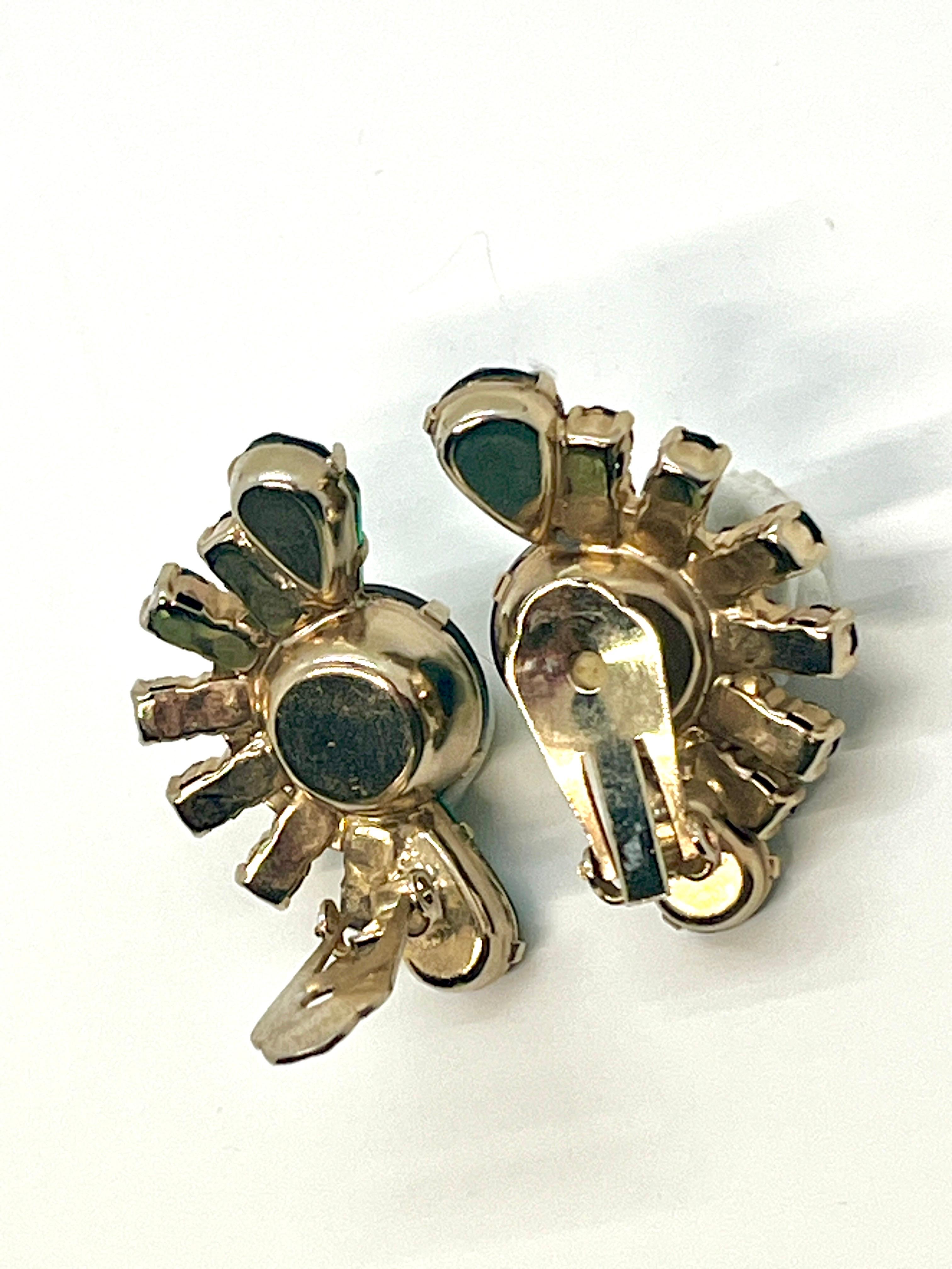 Boucles d'oreilles à clip en forme d'éventail en cristal vert émeraude foncé du milieu du siècle dernier Pour femmes en vente