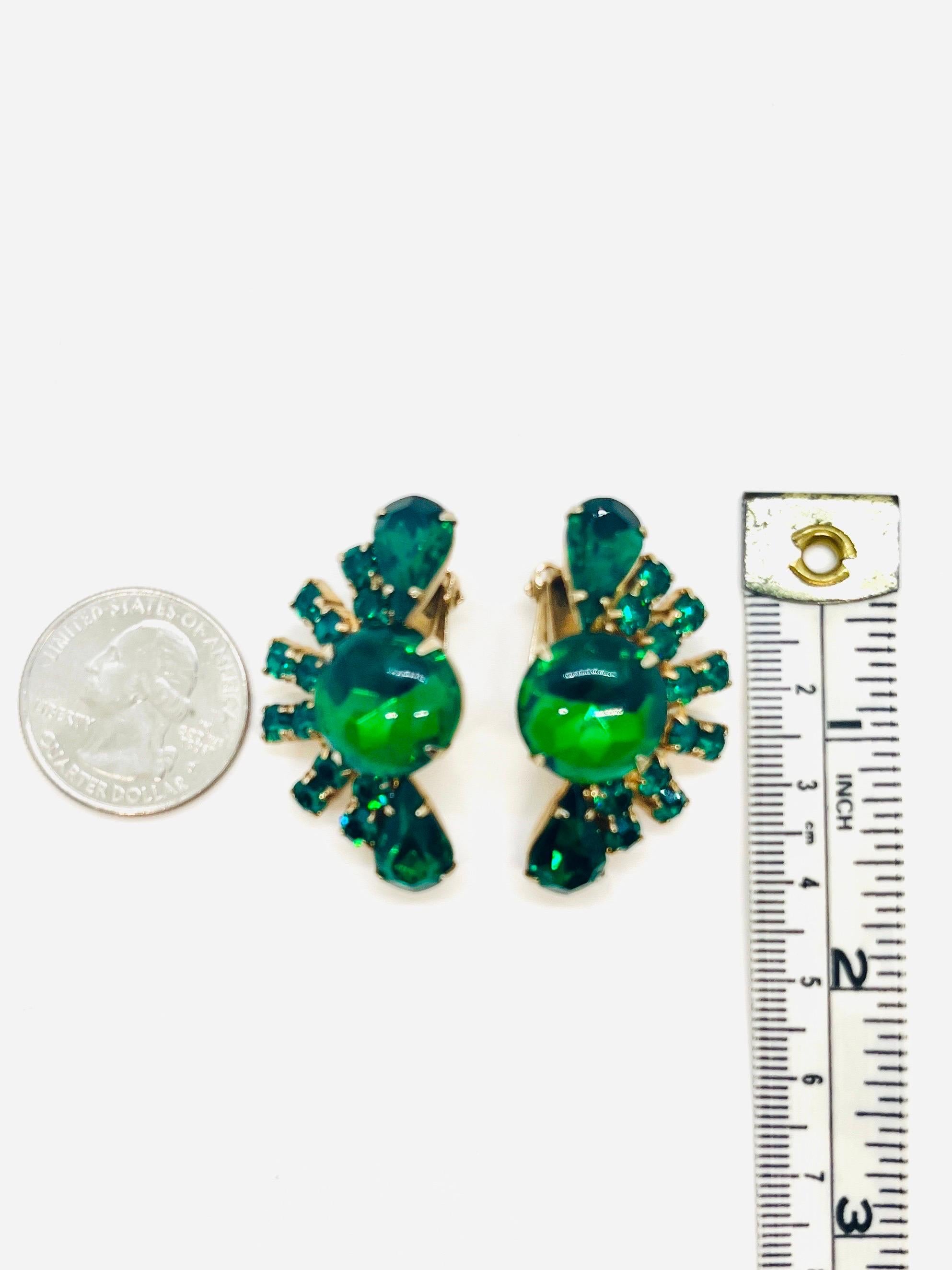 Boucles d'oreilles à clip en forme d'éventail en cristal vert émeraude foncé du milieu du siècle dernier en vente 1