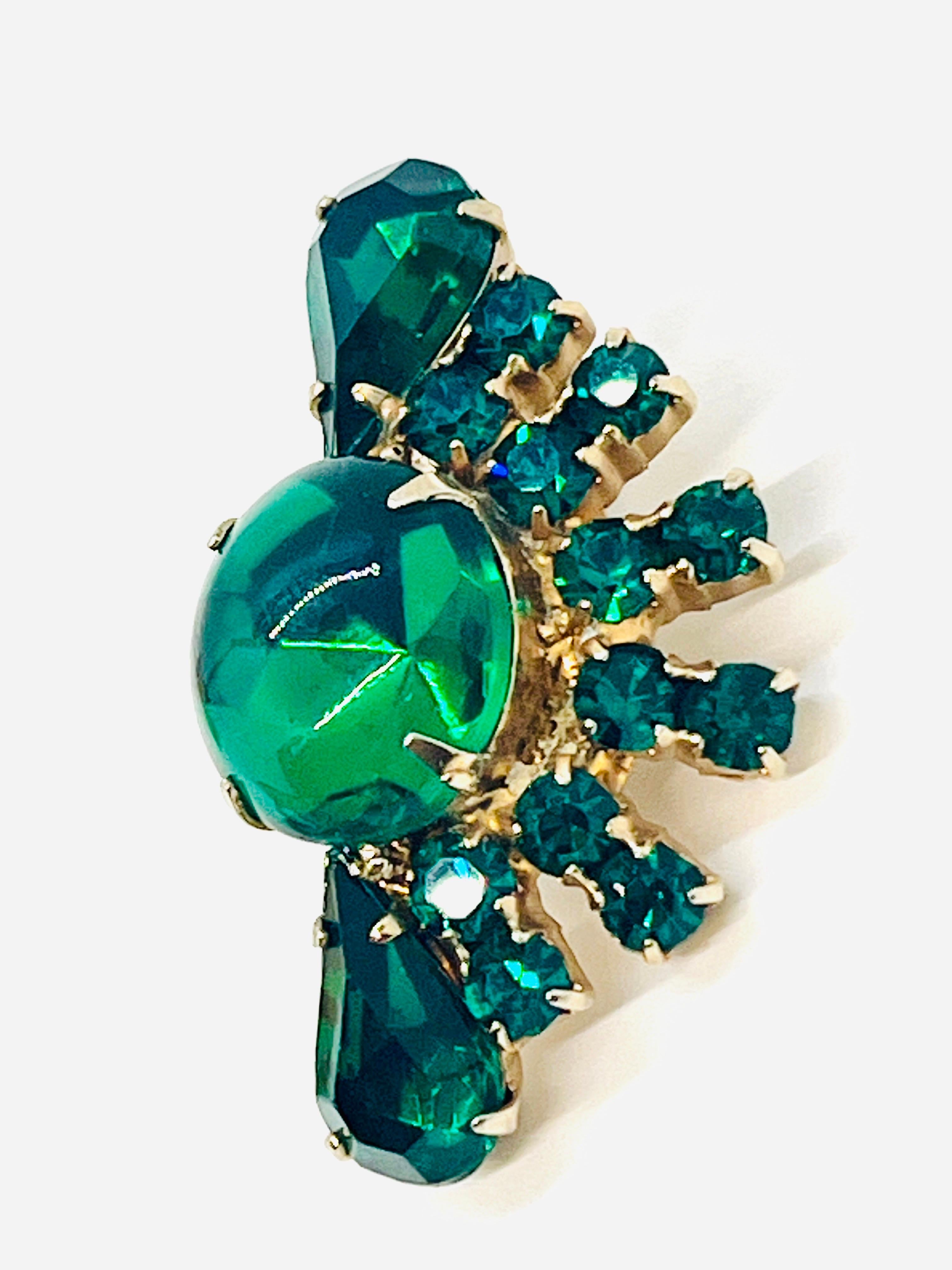 Boucles d'oreilles à clip en forme d'éventail en cristal vert émeraude foncé du milieu du siècle dernier en vente 2