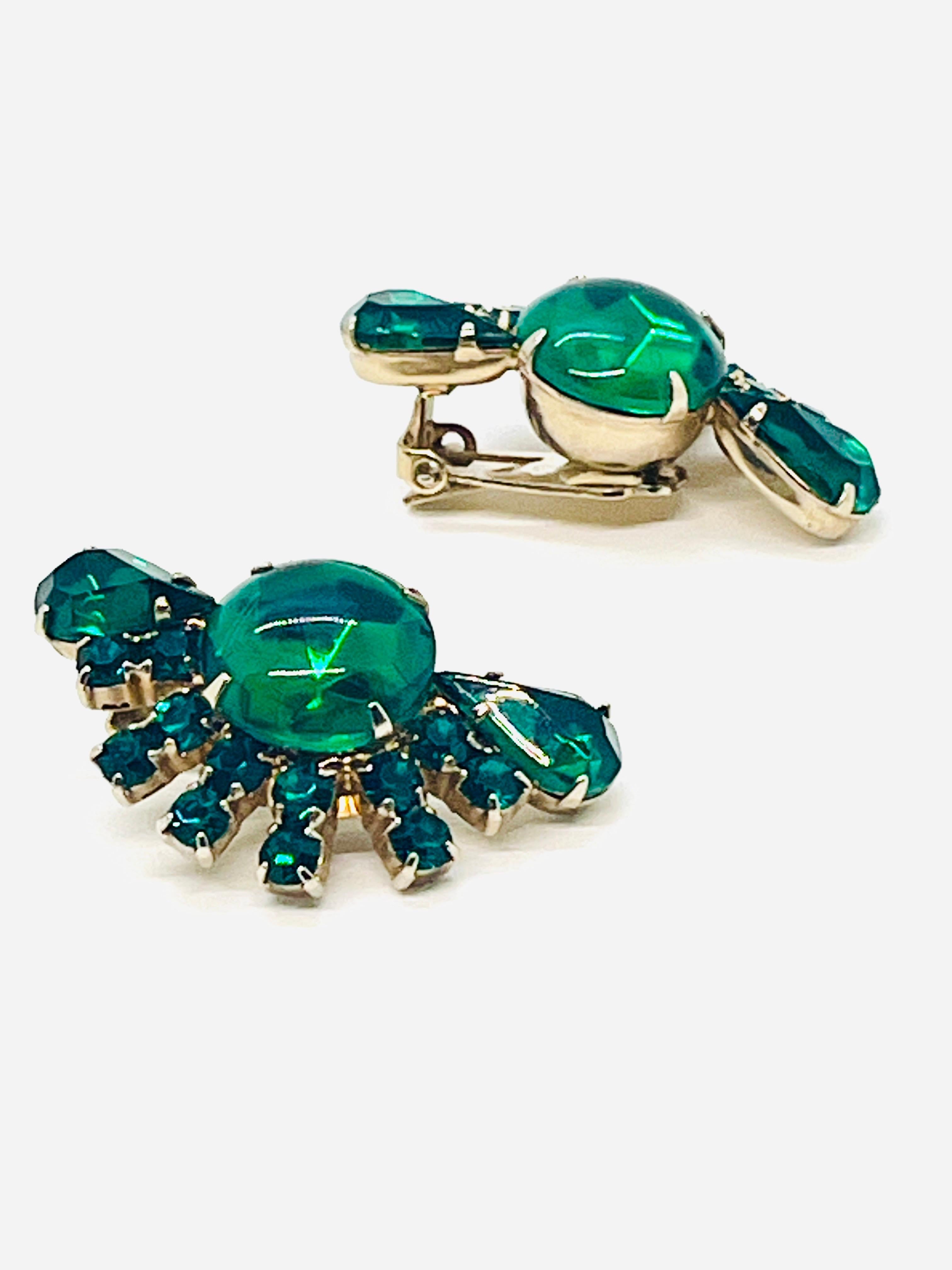 Boucles d'oreilles à clip en forme d'éventail en cristal vert émeraude foncé du milieu du siècle dernier en vente 3