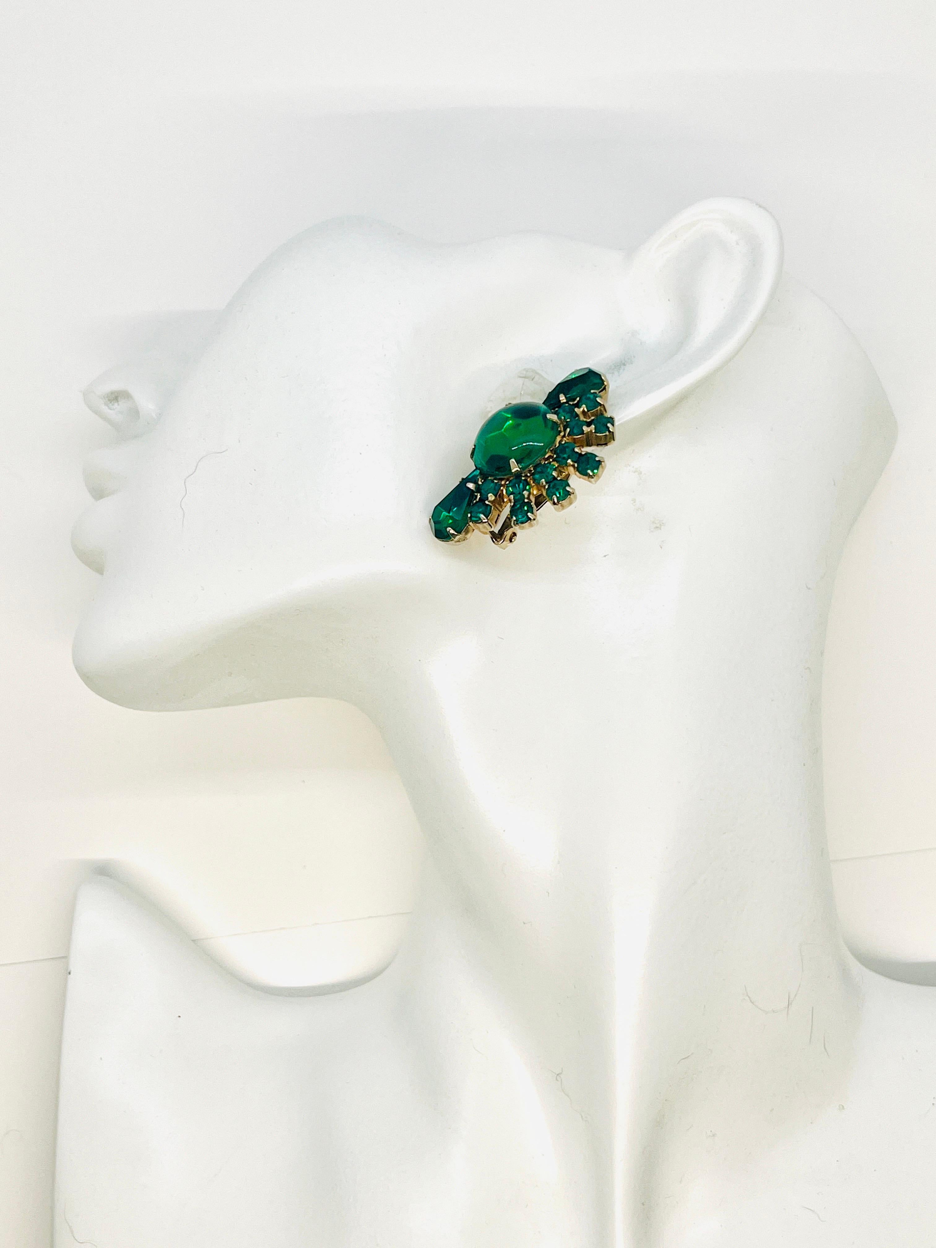 Boucles d'oreilles à clip en forme d'éventail en cristal vert émeraude foncé du milieu du siècle dernier en vente 4