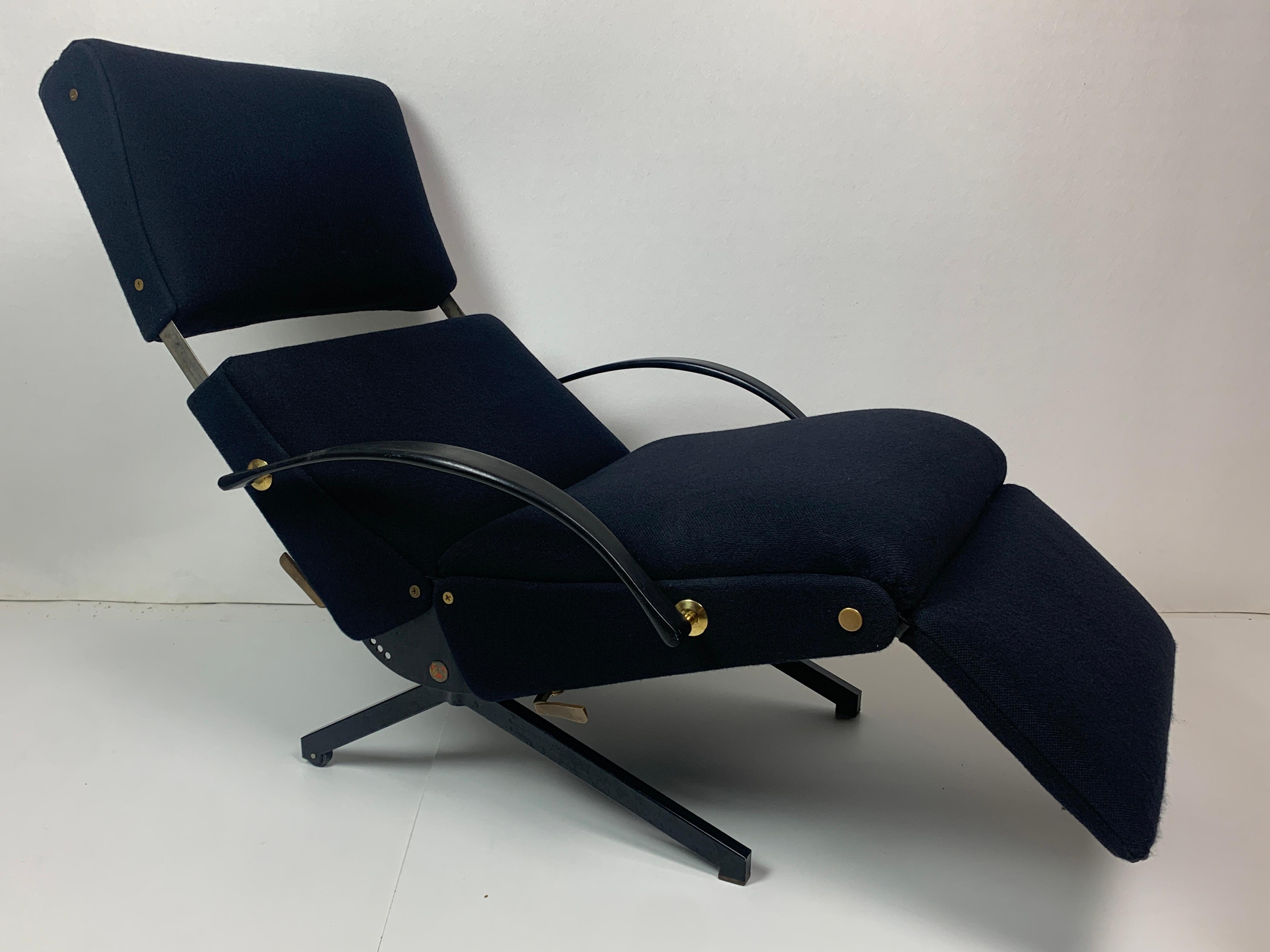 Stunning model P40 adjustable lounge chair in dark navy blu by renowned Italian designer Osvaldo Borsani for Tecno designed in 1955. This chair in a great vintage condition with its original upholstery still in great condition with only the tiniest