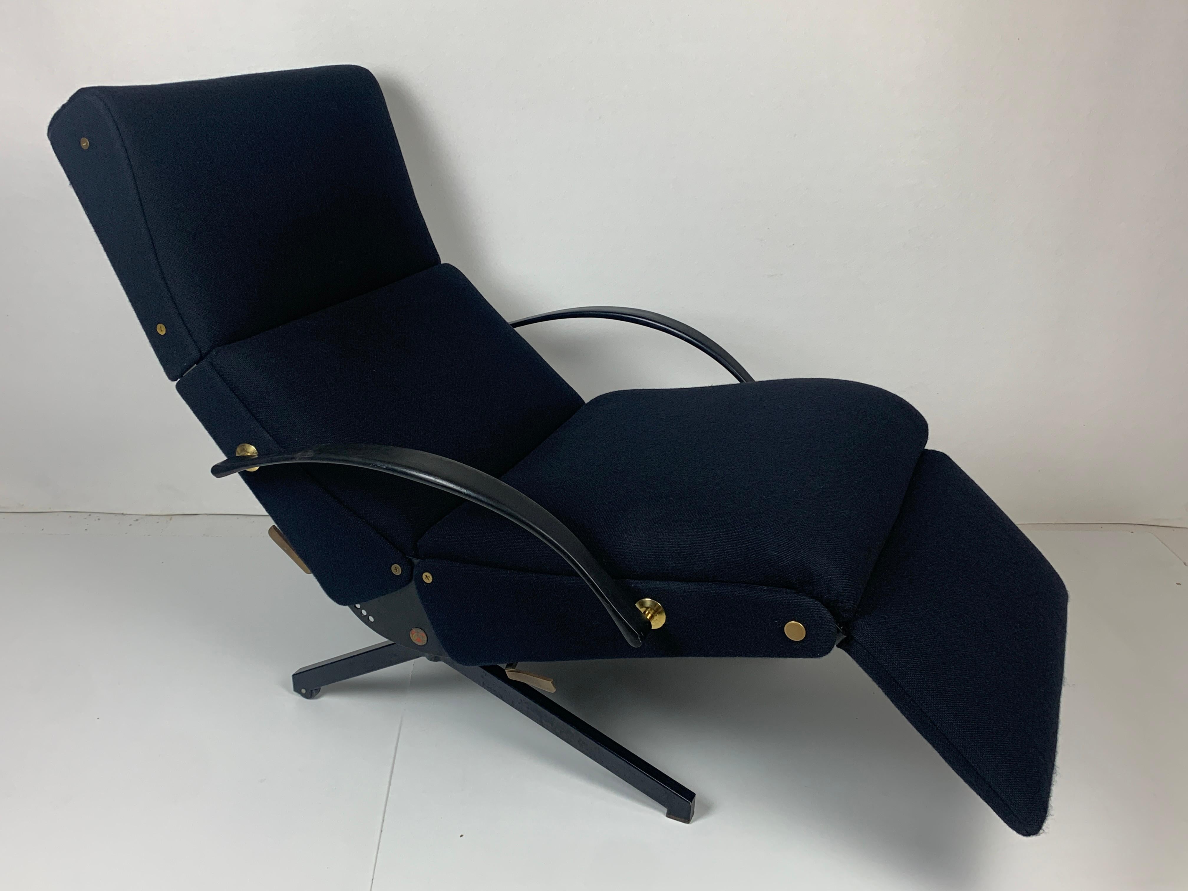 Mid-Century Modern Midcentury dark navy blue lounge chair by Osvaldo Borsani model P40 for Tecno For Sale