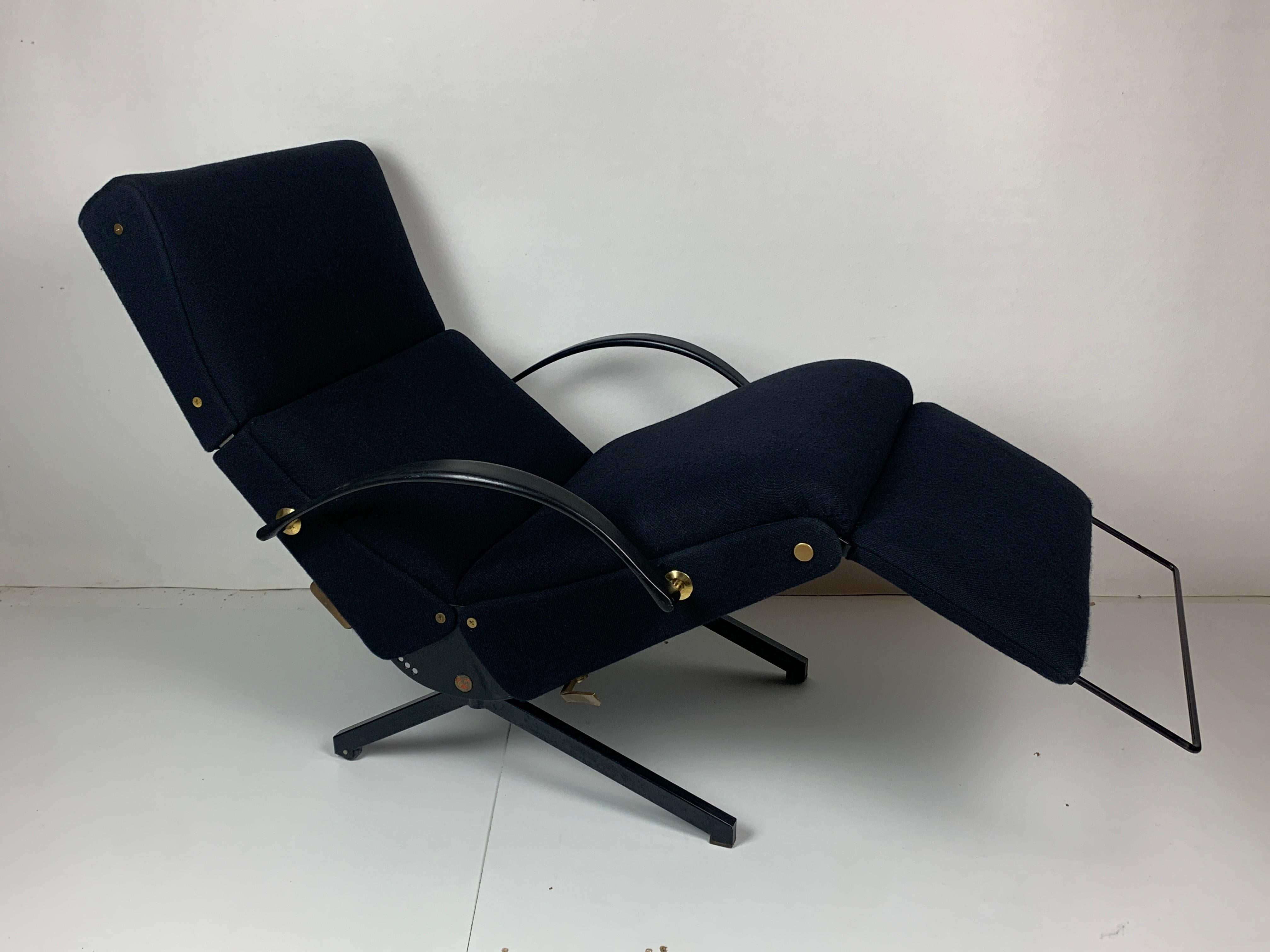 Italian Midcentury dark navy blue lounge chair by Osvaldo Borsani model P40 for Tecno For Sale