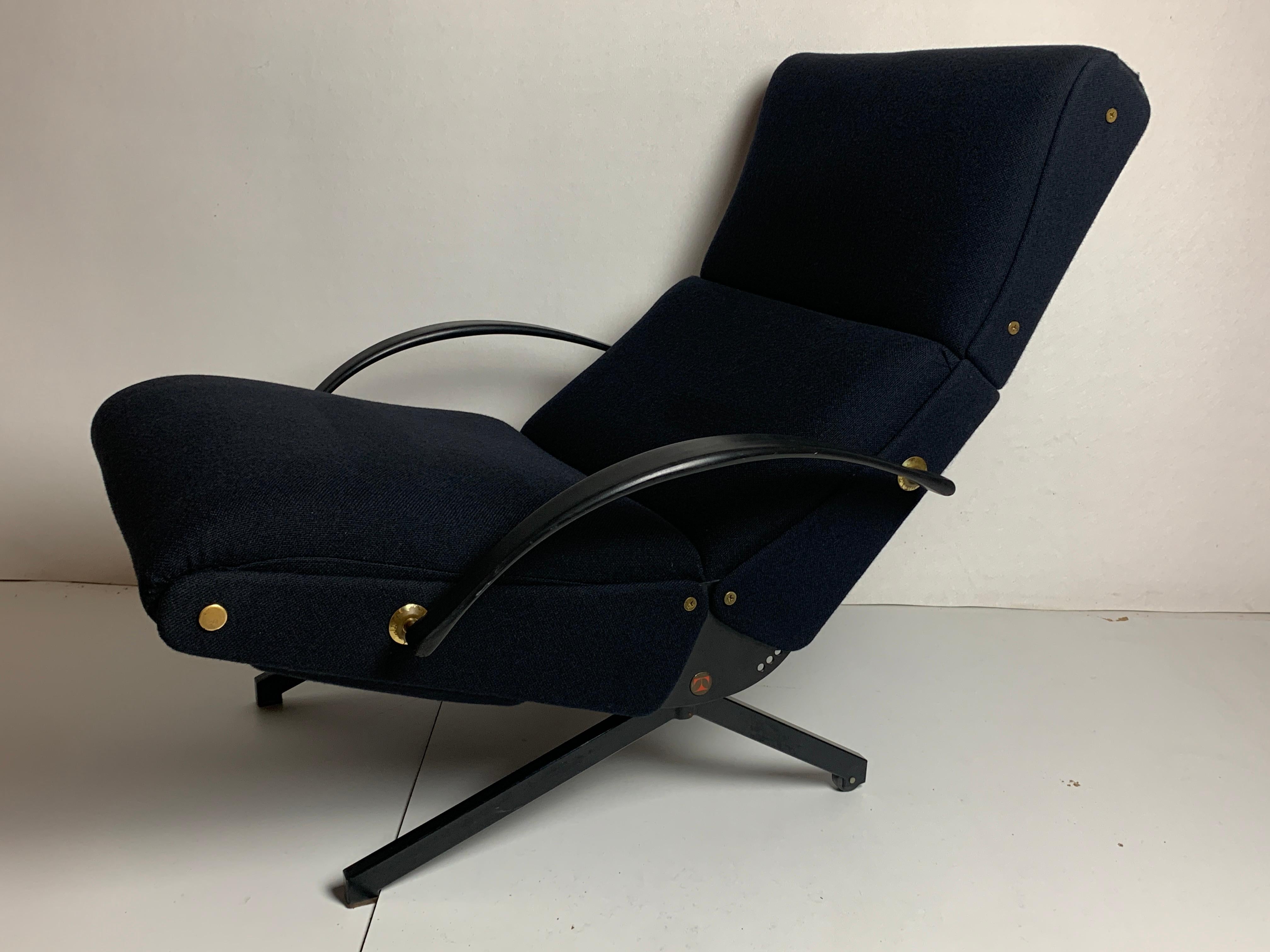 Mid-20th Century Midcentury dark navy blue lounge chair by Osvaldo Borsani model P40 for Tecno For Sale